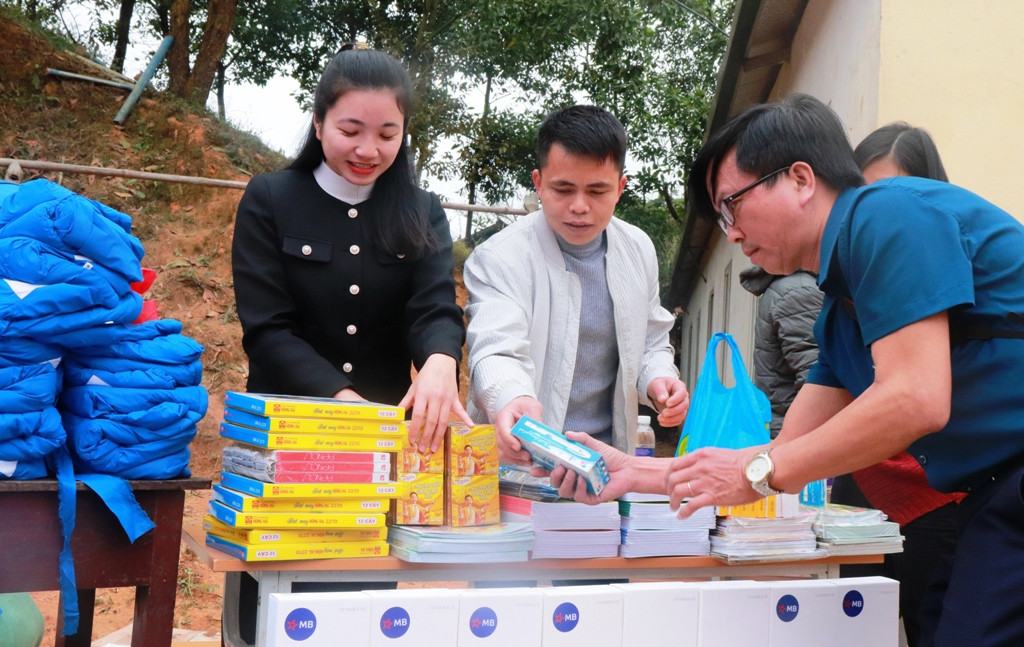 Kiểm tra các món quà. Ảnh: Đăng Chung