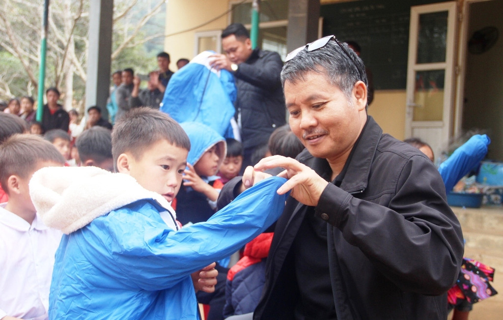 Phó Tổng Biên tập Nguyễn Đức Tuấn trao áo cho học sinh. Ảnh: TL