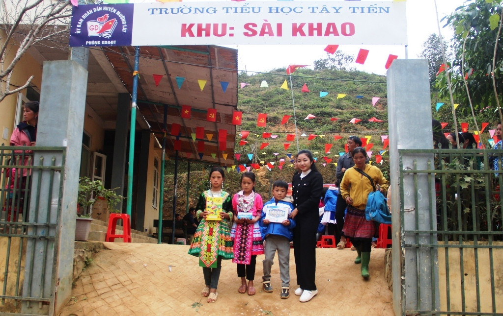 Cô và trò ở điểm trường Sài Khao. Ảnh: TL