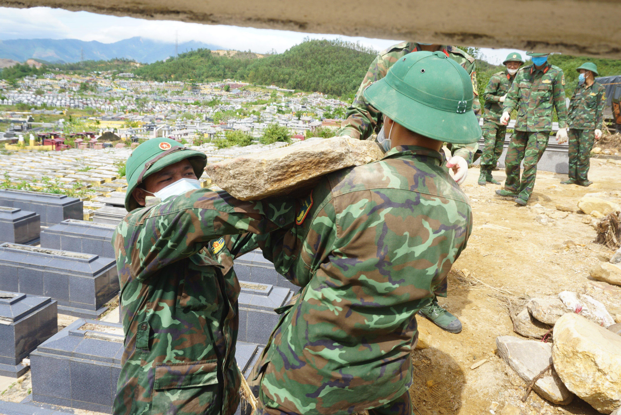 Lực lượng bộ đội khẩn trương làm việc. Lực lượng bộ đội khẩn trương làm việc.