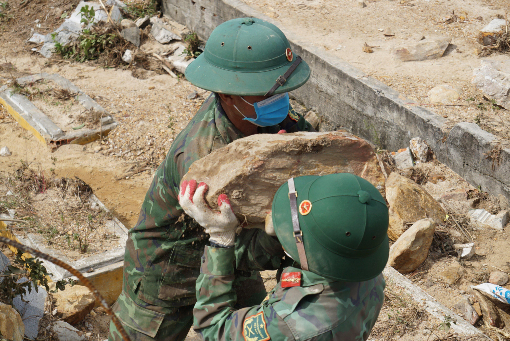 Theo đó, Ban Cán sự Đảng UBND TP. Đà Nẵng khẩn trương chỉ đạo các cơ quan, đơn vị, địa phương triển khai ngay các biện pháp để sớm khắc phục tình trạng sạt lở, vùi lấp ở nghĩa trang Hòa Sơn bảo đảm quy định pháp luật và nguyện vọng, tâm tư của người dân; phối hợp với Bộ Chỉ huy Quân sự TP. Đà Nẵng tập trung huy động lực lượng, phương tiện sẵn có để khắc phục, dọn dẹp, vận chuyển đất, đá ra khỏi khu vực có mộ và đường giao thông bị vùi lấp; bảo đảm các điều kiện cần thiết để hỗ trợ cho các lực lượng trong quá trình thực hiện. Theo đó, Ban Cán sự Đảng UBND TP. Đà Nẵng khẩn trương chỉ đạo các cơ quan, đơn vị, địa phương triển khai ngay các biện pháp để sớm khắc phục tình trạng sạt lở, vùi lấp ở nghĩa trang Hòa Sơn bảo đảm quy định pháp luật và nguyện vọng, tâm tư của người dân; phối hợp với Bộ Chỉ huy Quân sự TP. Đà Nẵng tập trung huy động lực lượng, phương tiện sẵn có để khắc phục, dọn dẹp, vận chuyển đất, đá ra khỏi khu vực có mộ và đường giao thông bị vùi lấp; bảo đảm các điều kiện cần thiết để hỗ trợ cho các lực lượng trong quá trình thực hiện.