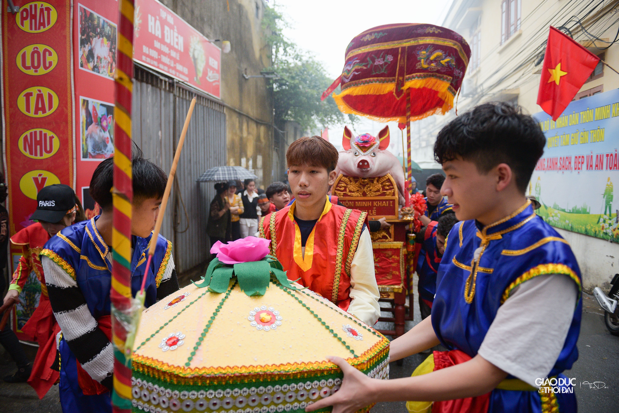 Tất cả các xe rước đều có biển tên ghi tên thôn, xóm.