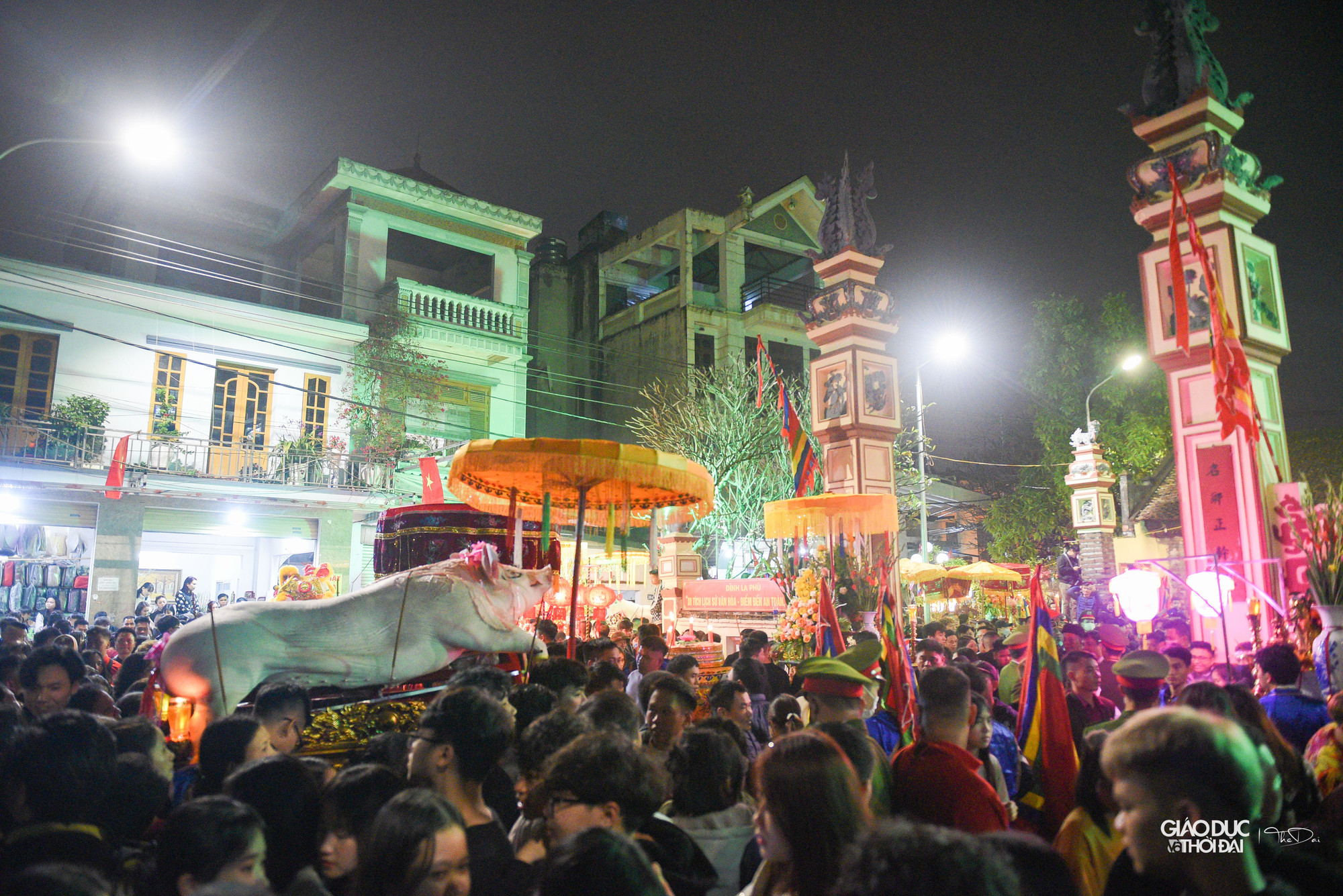 Lễ rước &apos;ông lợn&apos; kéo dài trong 2 giờ, đi qua con đường dẫn tới đình làng.