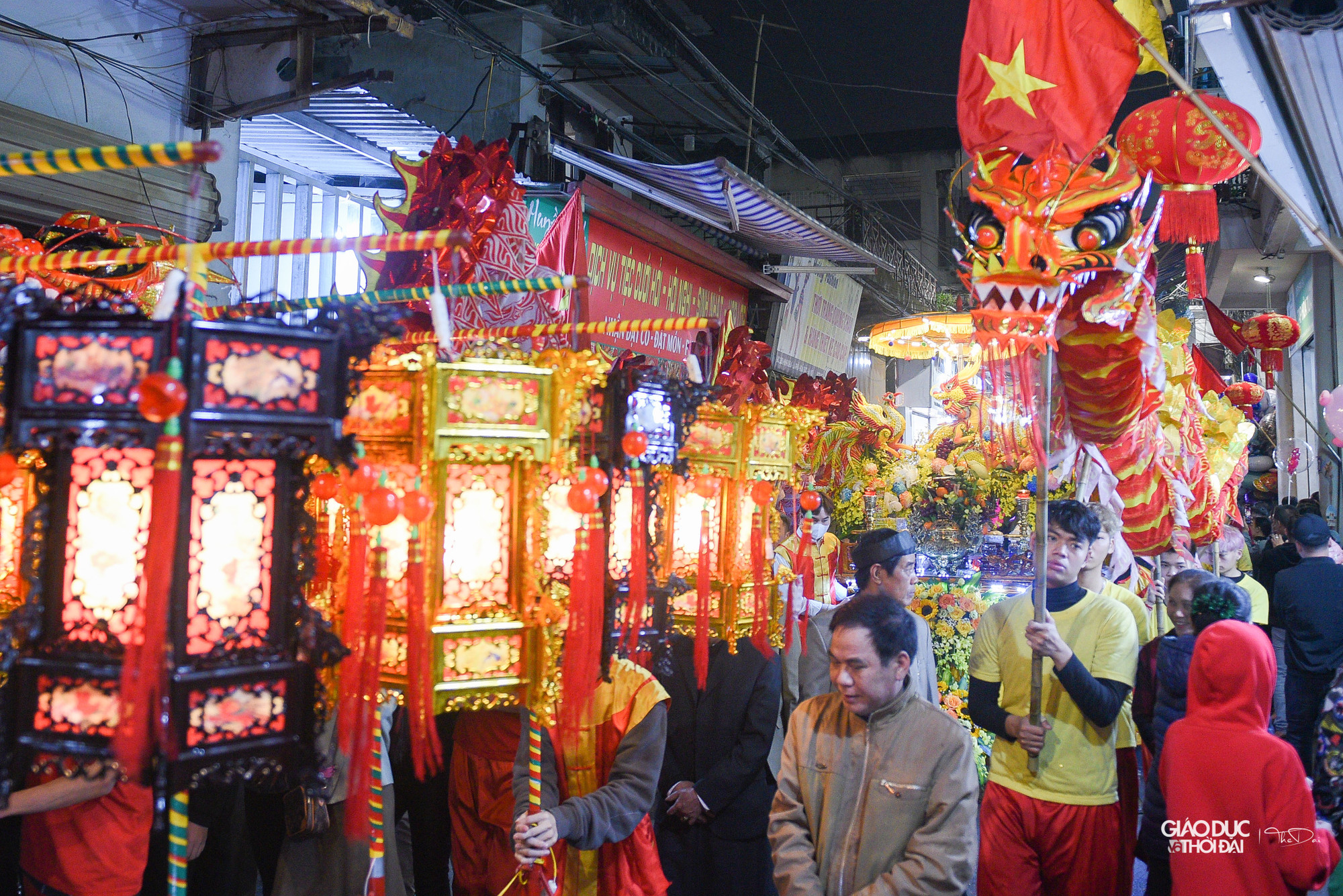 Sau khi tế lễ, tới sáng ngày hôm sau, 17 &apos;ông lợn&apos; sẽ được đưa về các thôn, xóm để chia cho người dân.