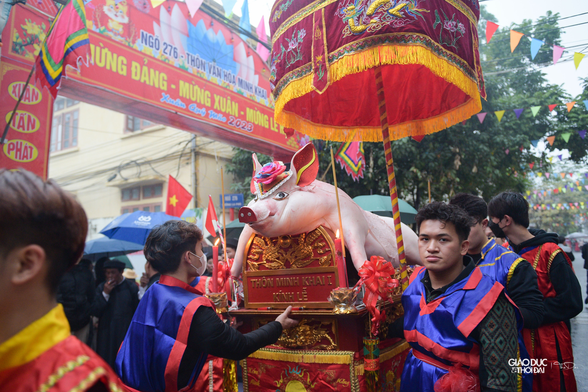 Tất cả các xe rước đều có biển tên ghi tên thôn, xóm.