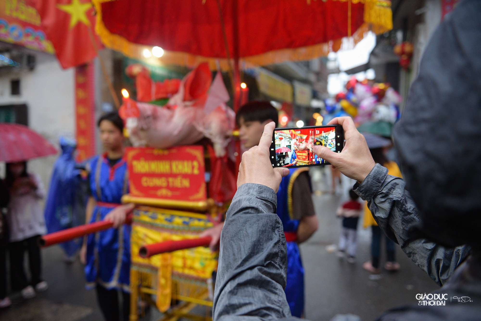 Đúng 18h, tất cả &apos; ông lợn&apos; được đưa ra trục đường chính của làng, hướng về đình làng.