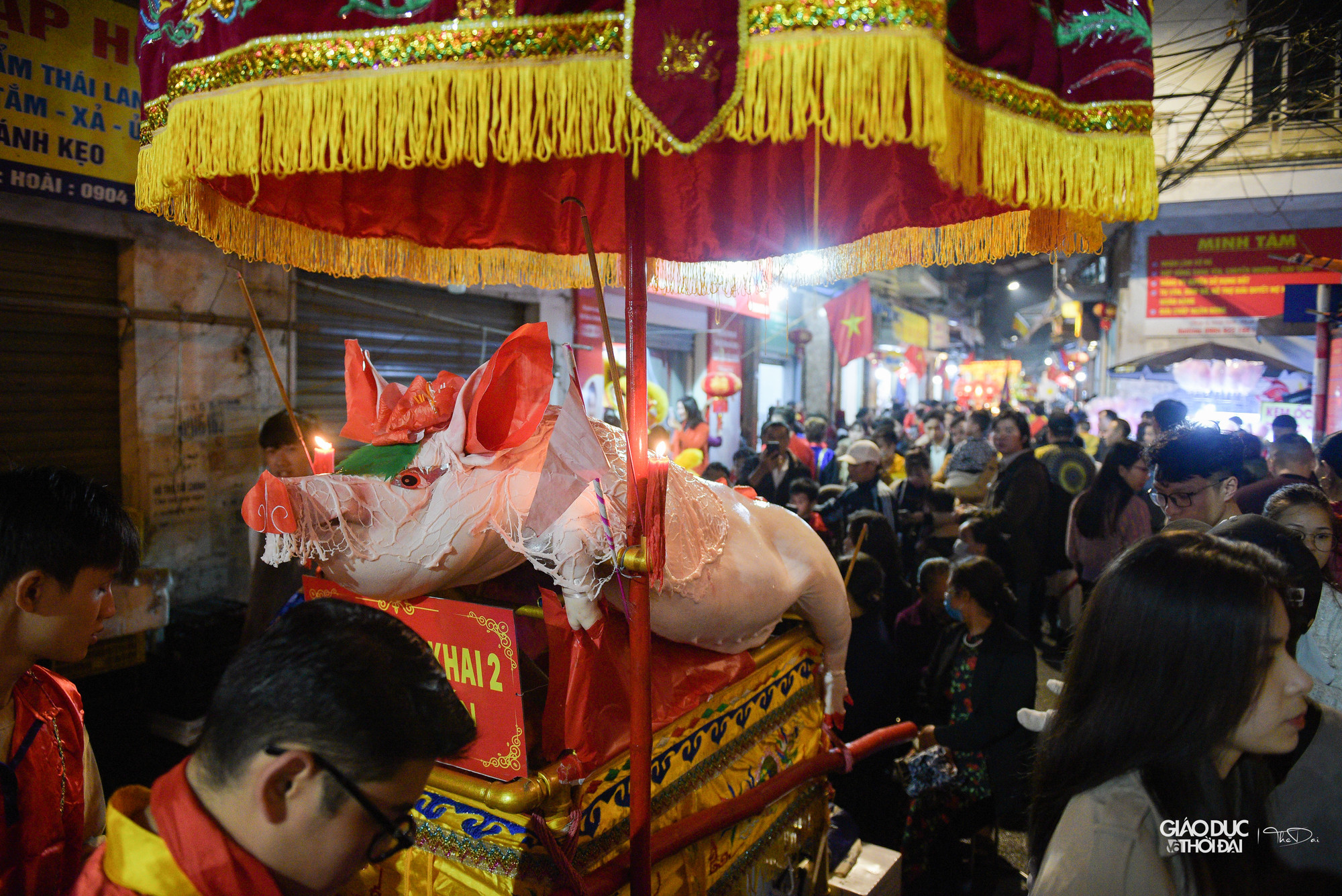 Đúng 18h, tất cả &apos; ông lợn&apos; được đưa ra trục đường chính của làng, hướng về đình làng.