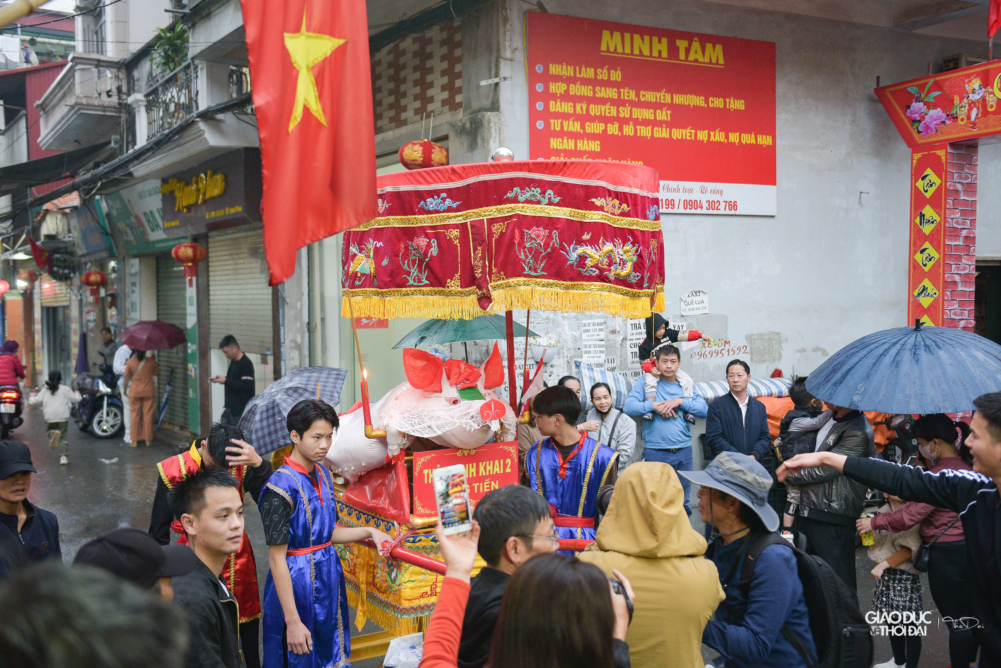 Tất cả các xe rước đều có biển tên ghi tên thôn, xóm.