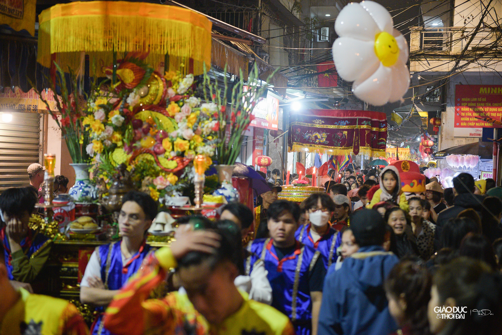 Đúng 18h, tất cả &apos; ông lợn&apos; được đưa ra trục đường chính của làng, hướng về đình làng.