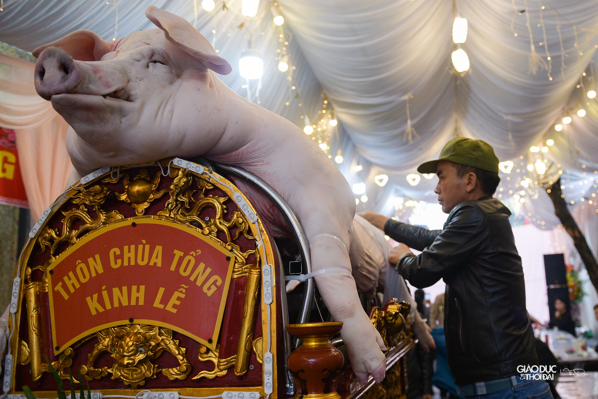 Việc trang trí &apos;ông lợn&apos; sẽ kéo dài trong khoảng từ 2 đến 3 tiếng và đòi hỏi sự tỉ mỉ, khéo tay.