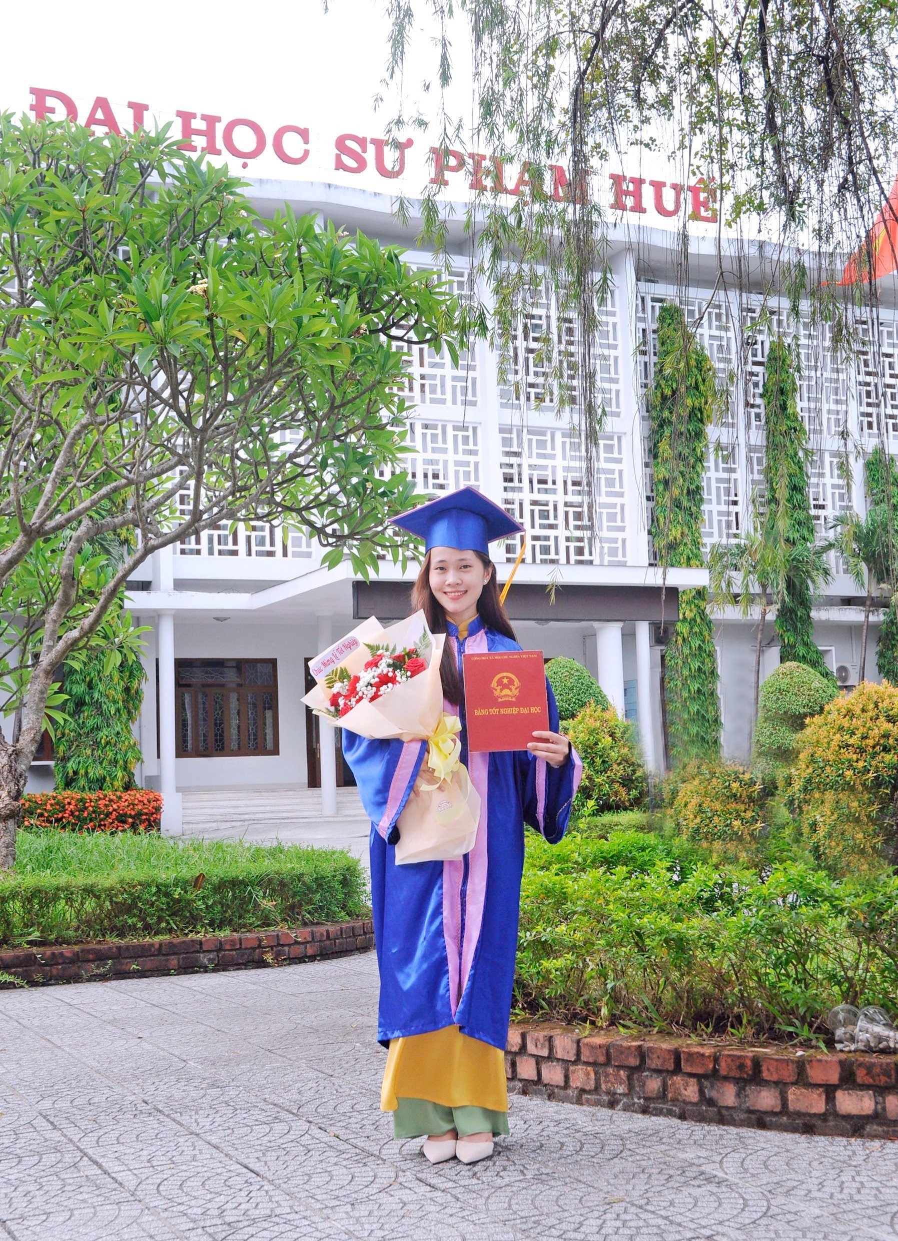 Tốt nghiệp vào năm 2023, cô giáo Lê Hồng Ngọc (SN 2001) được nhận vào dạy hợp đồng tại Trường Tiểu học Nguyễn Đình Hiến, huyện Nông Sơn, tỉnh Quảng Nam. Tốt nghiệp vào năm 2023, cô giáo Lê Hồng Ngọc (SN 2001) được nhận vào dạy hợp đồng tại Trường Tiểu học Nguyễn Đình Hiến, huyện Nông Sơn, tỉnh Quảng Nam.