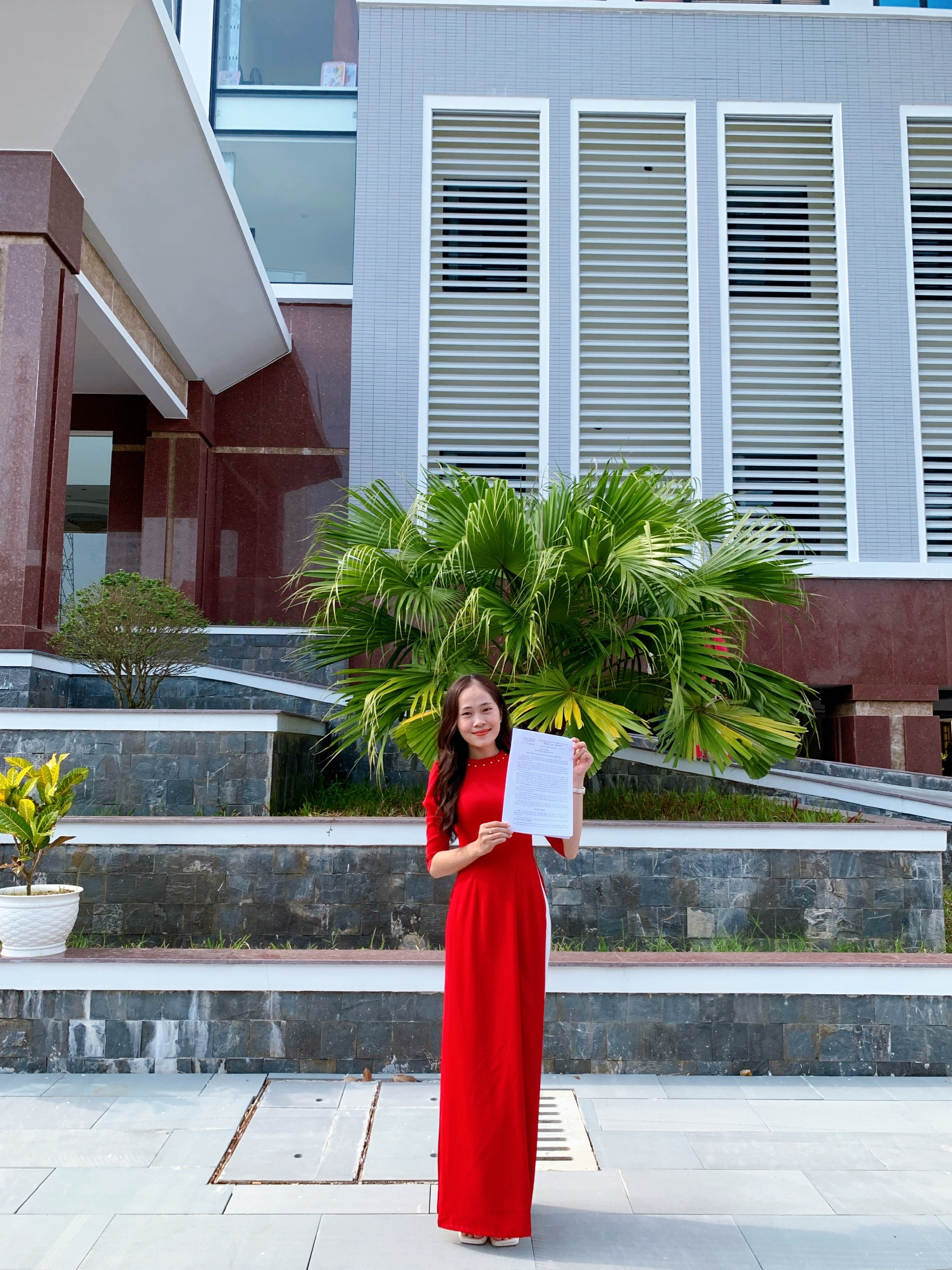 Được biết, cô giáo Lê Hồng Ngọc đã thi và trúng tuyển viên chức. Ngày 1/4 sắp tới, sẽ chuyển về công tác tại Trường Tiểu học Lê Hồng Phong, thị xã Điện Bàn, tỉnh Quảng Nam. Được biết, cô giáo Lê Hồng Ngọc đã thi và trúng tuyển viên chức. Ngày 1/4 sắp tới, sẽ chuyển về công tác tại Trường Tiểu học Lê Hồng Phong, thị xã Điện Bàn, tỉnh Quảng Nam.