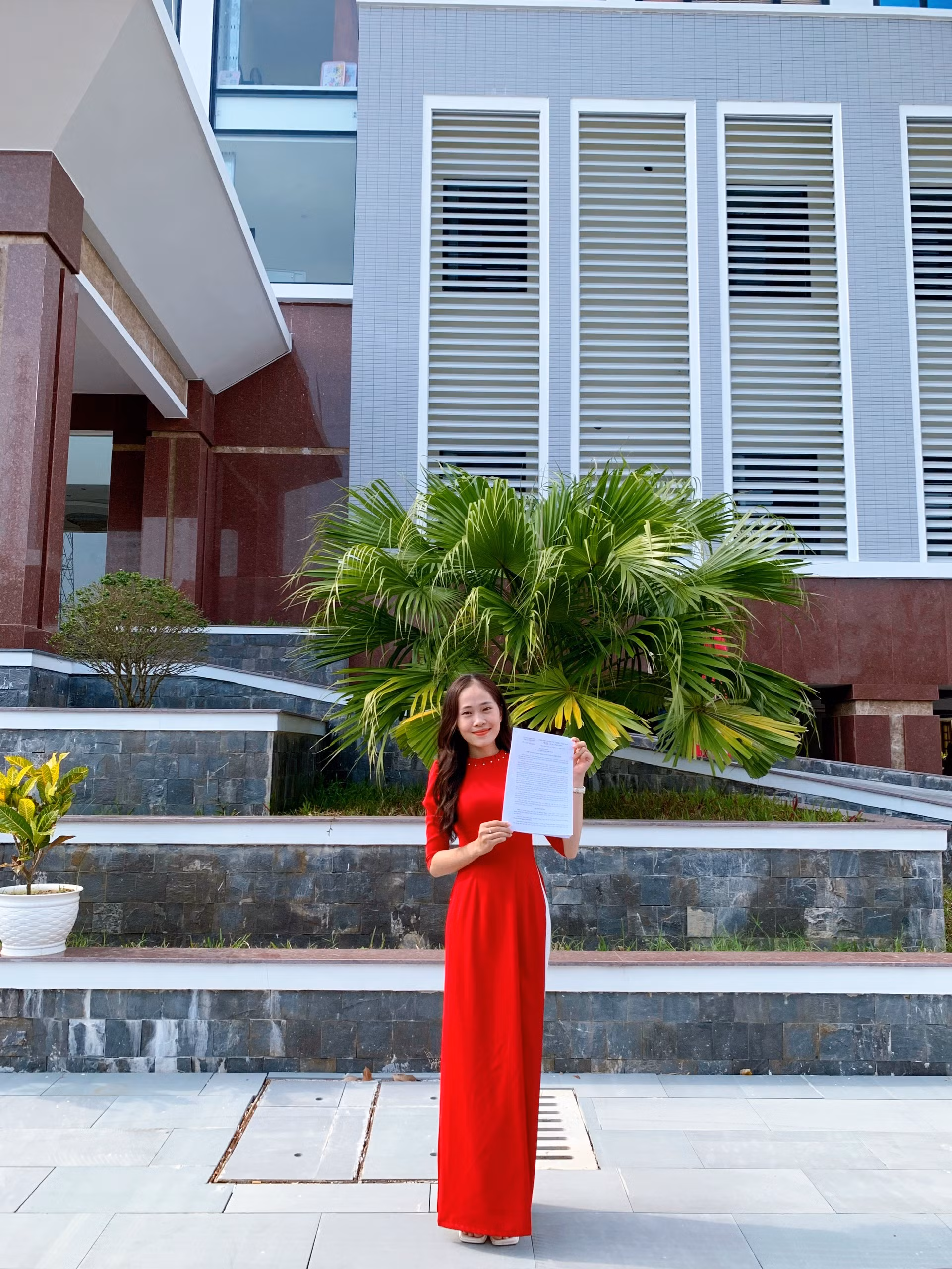 Được biết, cô giáo Lê Hồng Ngọc đã thi và trúng tuyển viên chức. Ngày 1/4 sắp tới, sẽ chuyển về công tác tại Trường Tiểu học Lê Hồng Phong, thị xã Điện Bàn, tỉnh Quảng Nam.