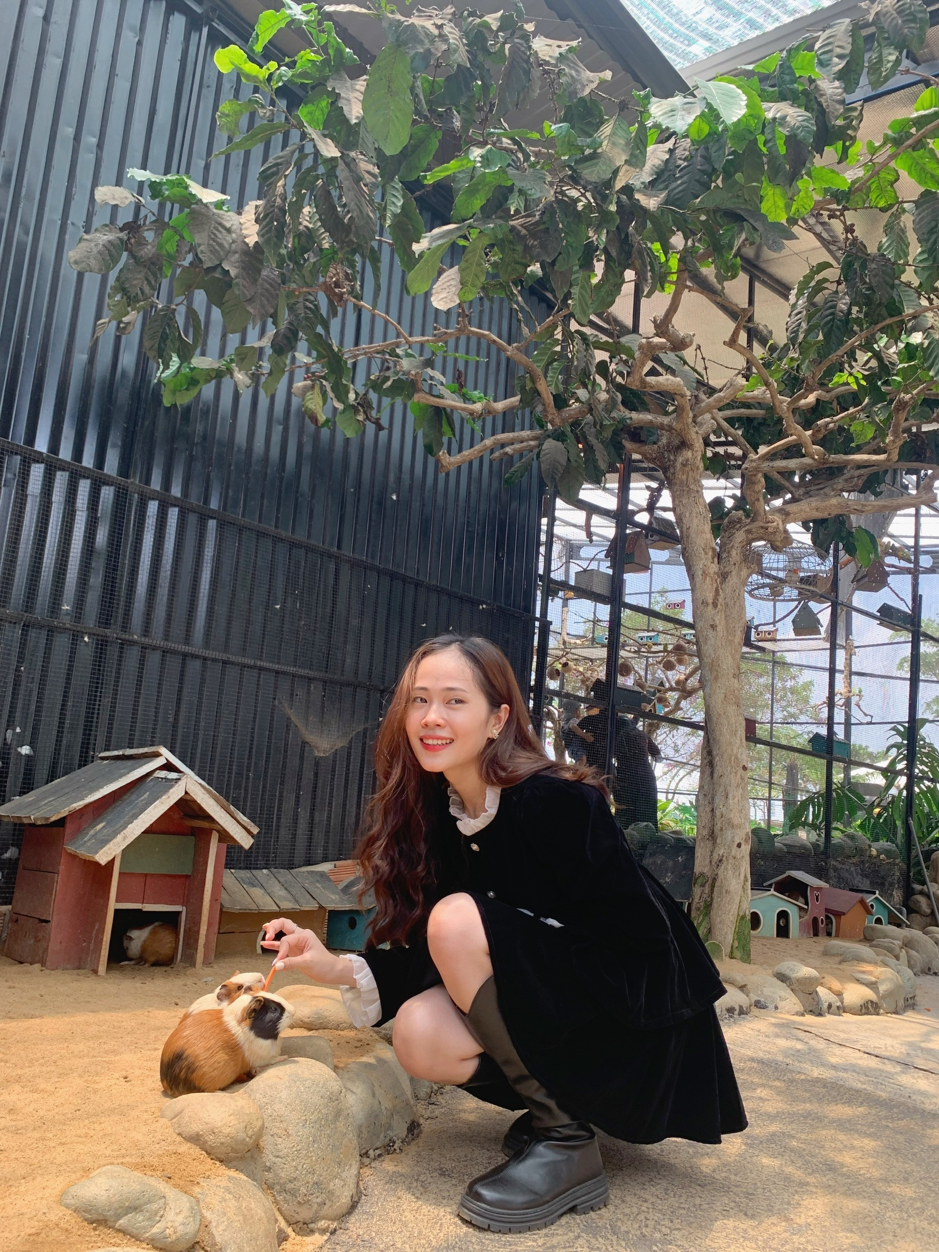 Sở hữu vẻ đẹp dịu dàng, khuôn mặt xinh xắn cùng với nụ cười tỏa nắng, tính cách vui vẻ, hòa đồng, Hồng Ngọc được nhiều người yêu mến, trong đó có đồng nghiệp và các em học sinh. Sở hữu vẻ đẹp dịu dàng, khuôn mặt xinh xắn cùng với nụ cười tỏa nắng, tính cách vui vẻ, hòa đồng, Hồng Ngọc được nhiều người yêu mến, trong đó có đồng nghiệp và các em học sinh.