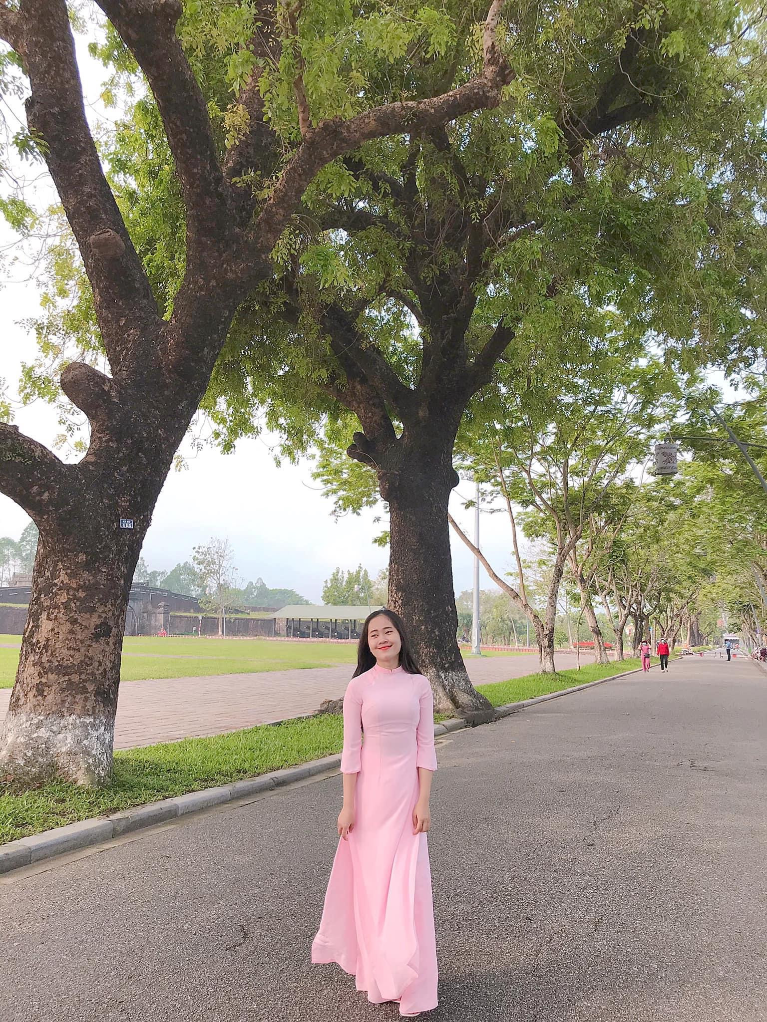 Thời sinh viên, Hồng Ngọc luôn phấn đấu học tập và rèn luyện bản thân để sớm thực hiện được ước mơ. Đến tháng 6/2023, cô tốt nghiệp đại học với kết quả học tập xếp loại Giỏi. Thời sinh viên, Hồng Ngọc luôn phấn đấu học tập và rèn luyện bản thân để sớm thực hiện được ước mơ. Đến tháng 6/2023, cô tốt nghiệp đại học với kết quả học tập xếp loại Giỏi.