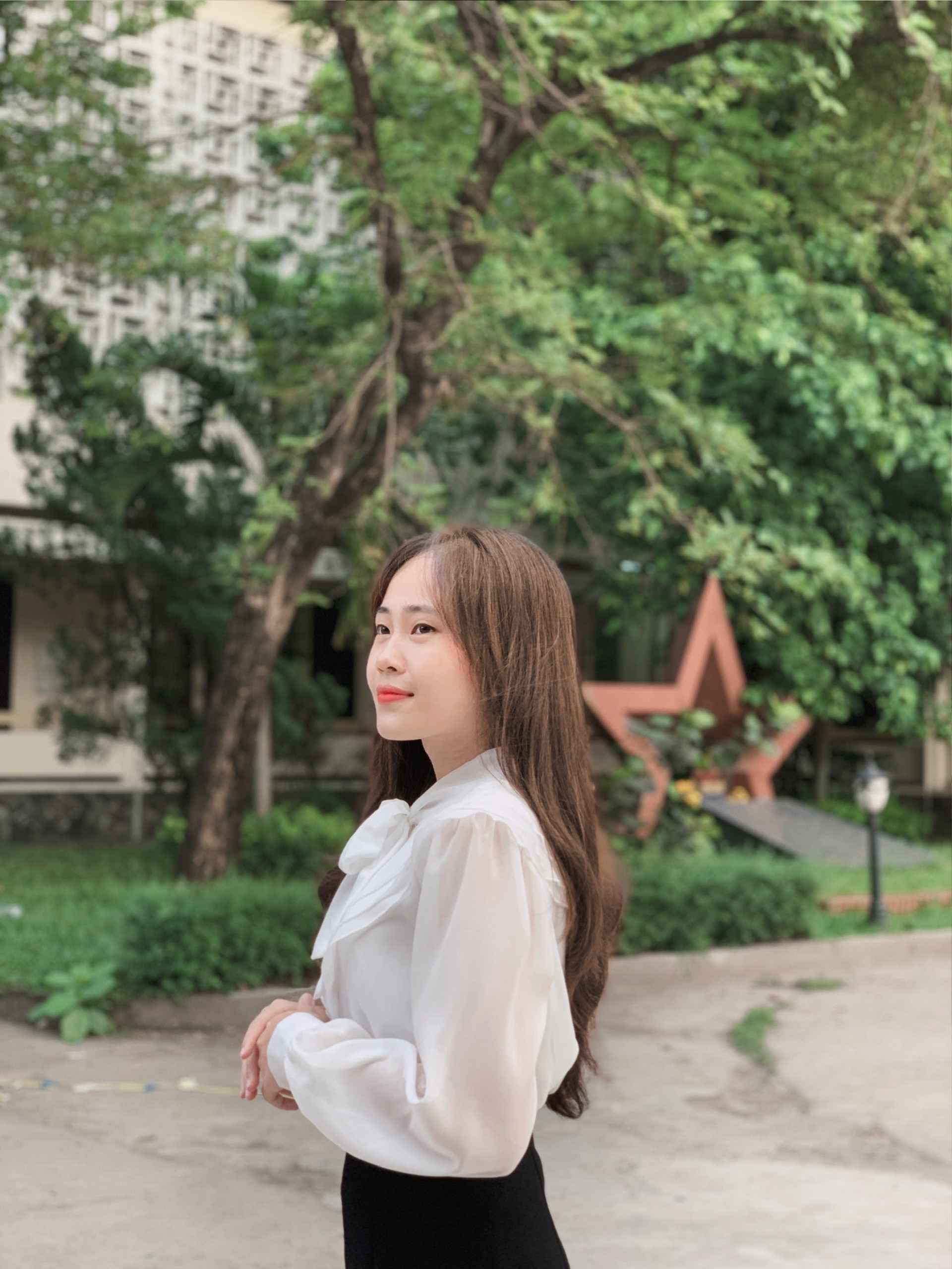 Ngọc cho biết, cô sinh ra và lớn lên trong một gia đình có truyền thống công tác trong ngành giáo dục tại xã Quế Lộc, huyện miền núi Nông Sơn. Ngọc cho biết, cô sinh ra và lớn lên trong một gia đình có truyền thống công tác trong ngành giáo dục tại xã Quế Lộc, huyện miền núi Nông Sơn.