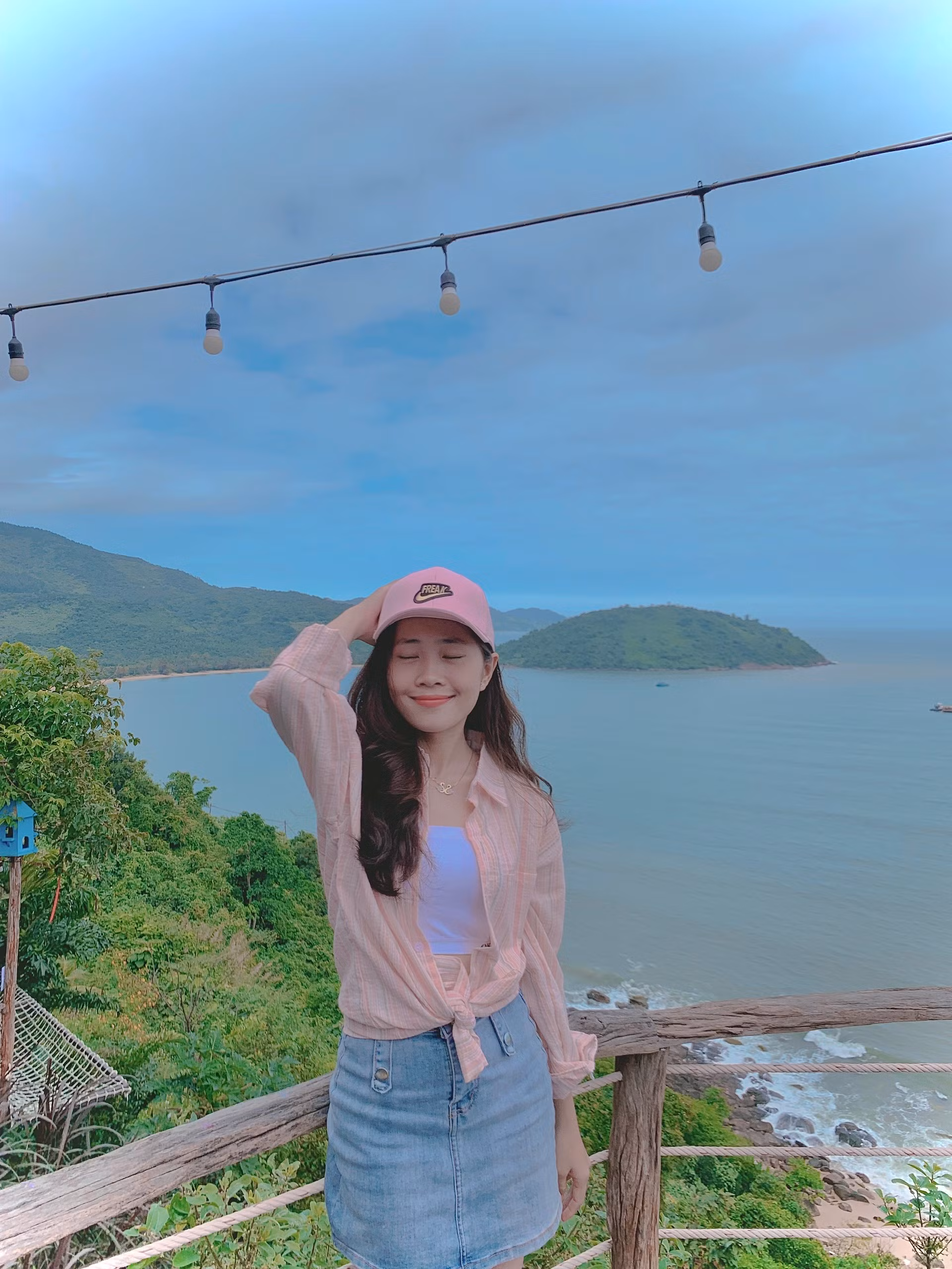 Cô cũng thường xuyên chia sẻ những khoảnh khắc nghề giáo và cuộc sống đời thường trên trang Facebook cá nhân của mình.