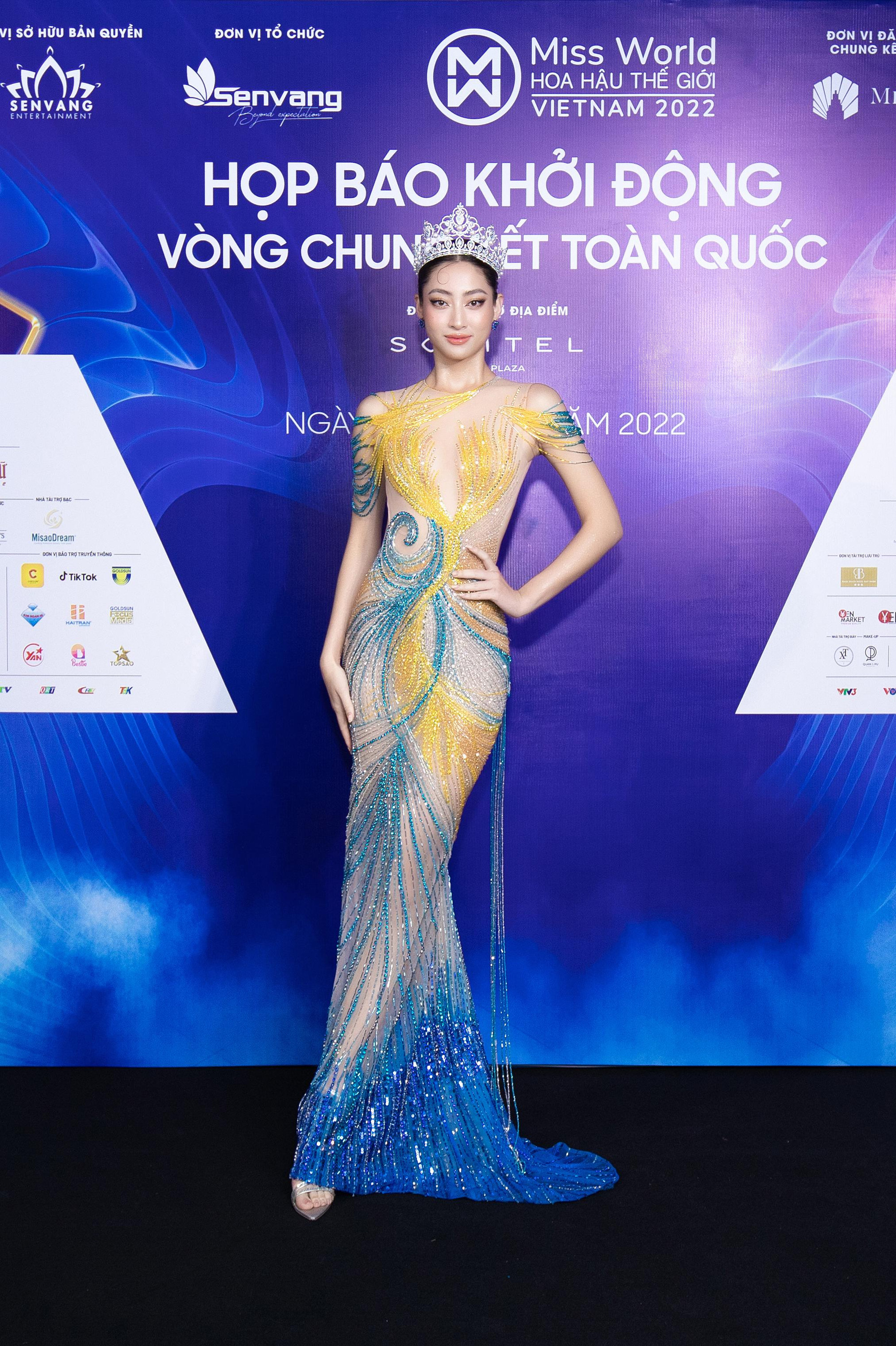 Miss World Vietnam 2019 Lương Thùy Linh nổi bật trong chiếc đầm dạ hội mang 2 sắc xanh-vàng với những đường nét ôm trọn tỉ lệ cơ thể cùng những đính kết công phu.