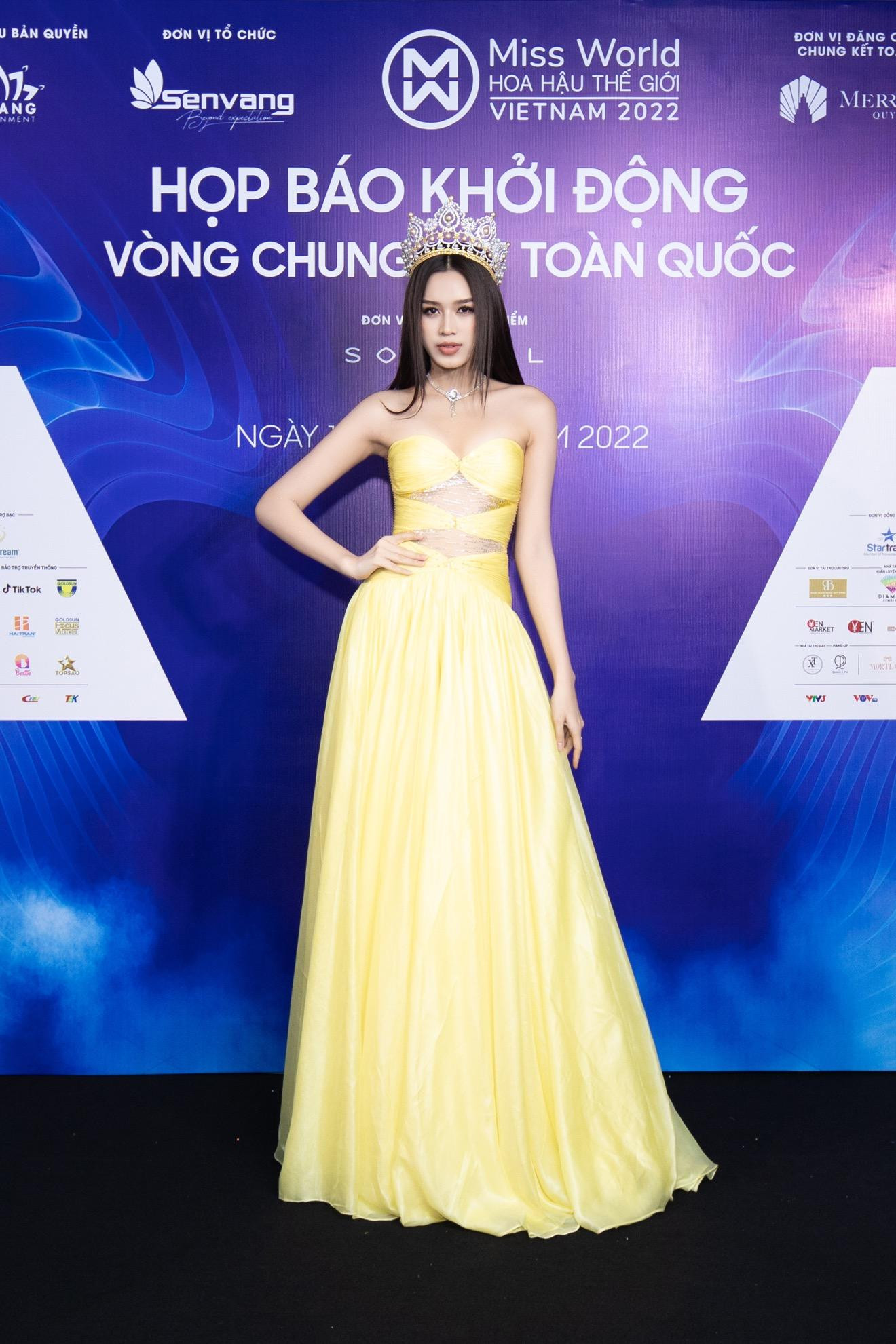 Hoa hậu Việt Nam 2020 Đỗ Hà diện chiếc đầm mang tone vàng rực rỡ cùng điểm nhấn cut-out độc đáo.