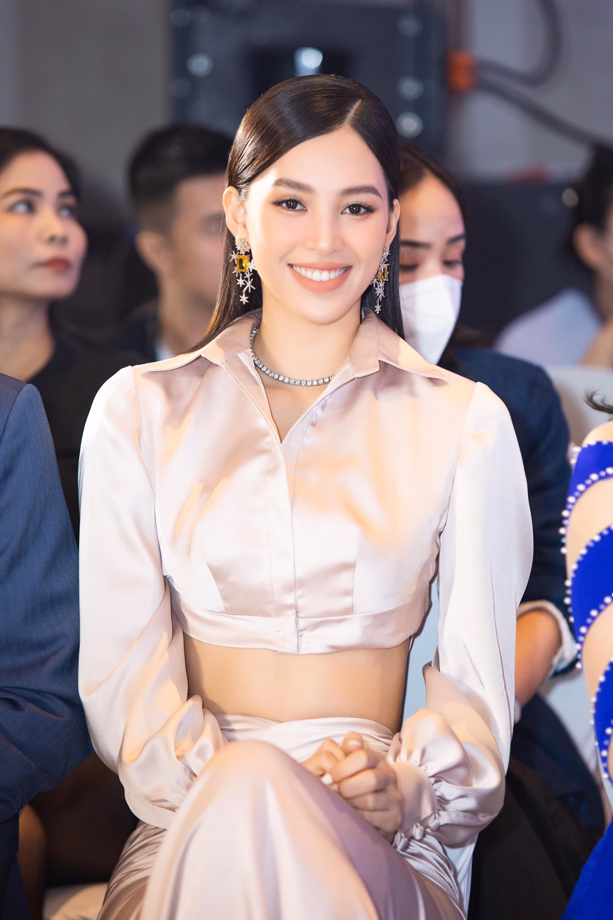 Hoa hậu Trần Tiểu Vy đầy thanh lịch xuất hiện tại họp báo với vai trò giám khảo.