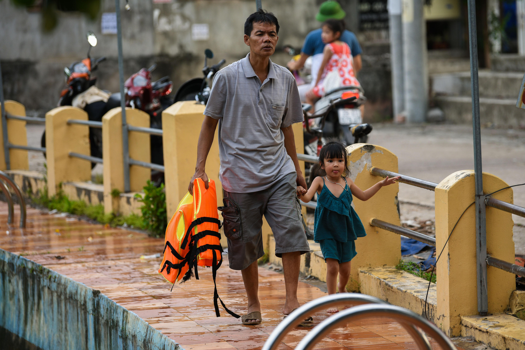 Vào mỗi buổi chiều, người lớn sẽ dẫn trẻ nhỏ ra đây để tắm &apos; giải nhiệt&apos; sau ngày nắng nóng.