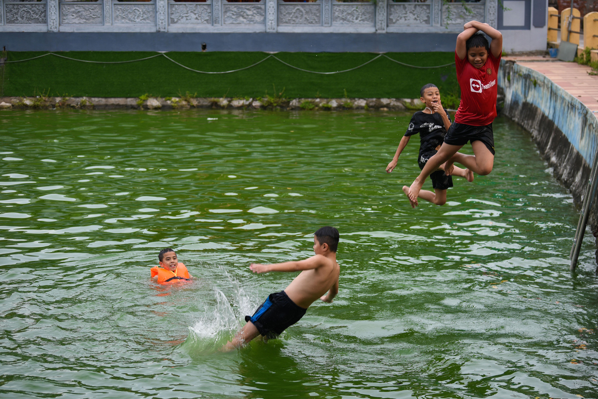 Vì được tiếp xúc với nước từ sớm nên tất cả các bạn nhỏ đều mạnh dạn và tự tin dưới nước.