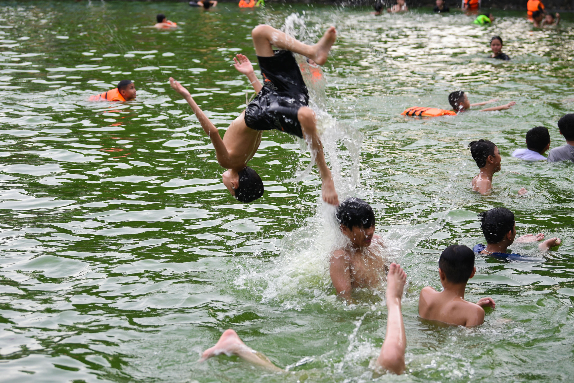 Qua nhiều năm, đây không chỉ trở thành điểm vui chơi, mà đã trở thành nơi rèn luyện kỹ năng bơi của nhiều bạn nhỏ trong xã.