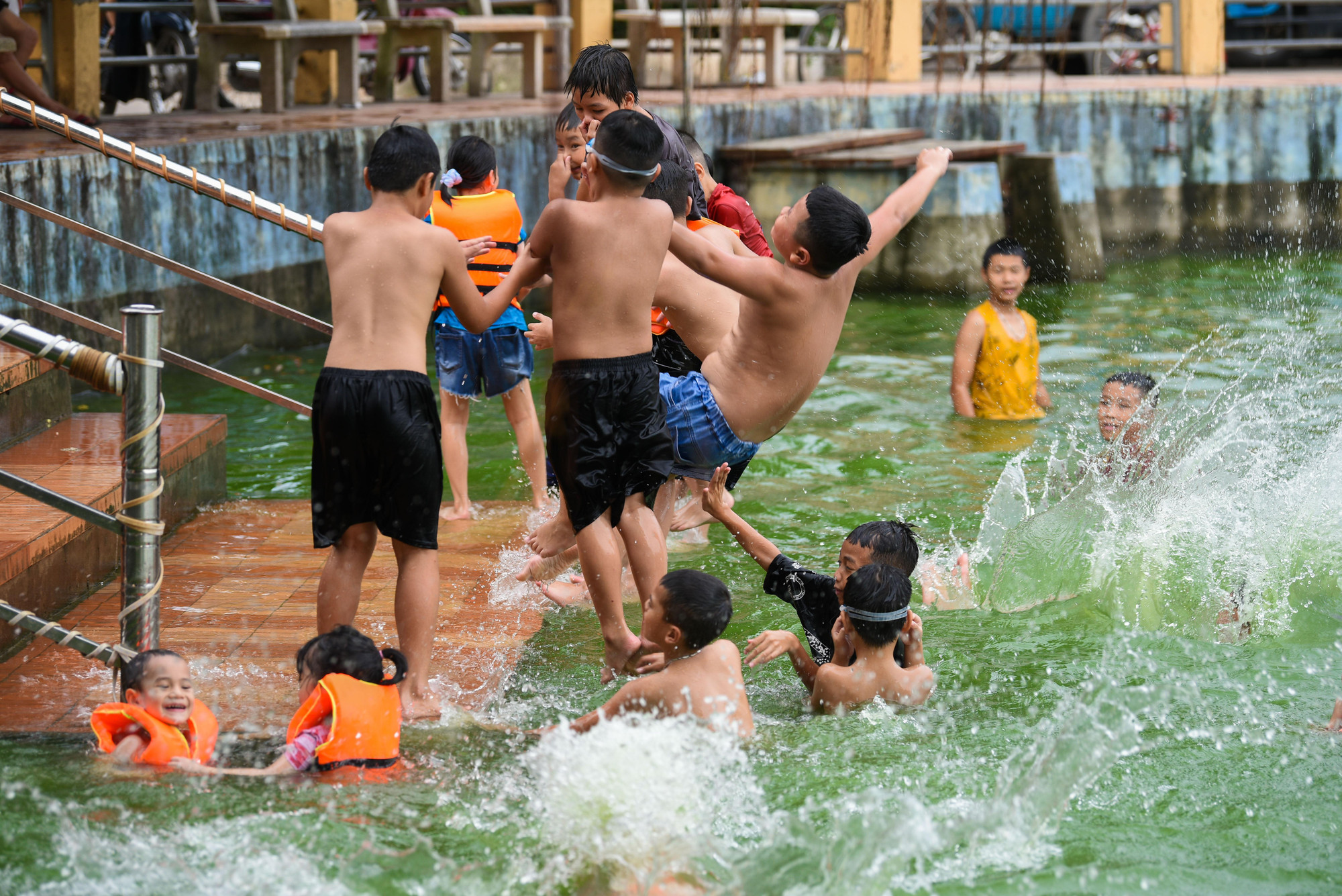 Chị Trang, người làng Yên Trường cho biết: &apos;Mùa hè, các cháu không phải đi học, chiều nào tôi cũng cho cháu ra đây tắm, tập bơi. Tôi cho cháu tắm vừa để cháu được học bơi tự vệ, vừa để rèn luyện để có sức khỏe tốt. Nơi đây cũng là nơi trẻ nhỏ của cả làng tụ tập mỗi buổi chiều nên việc vệ sinh tại đây được nhiều người dân rất để ý.&apos;