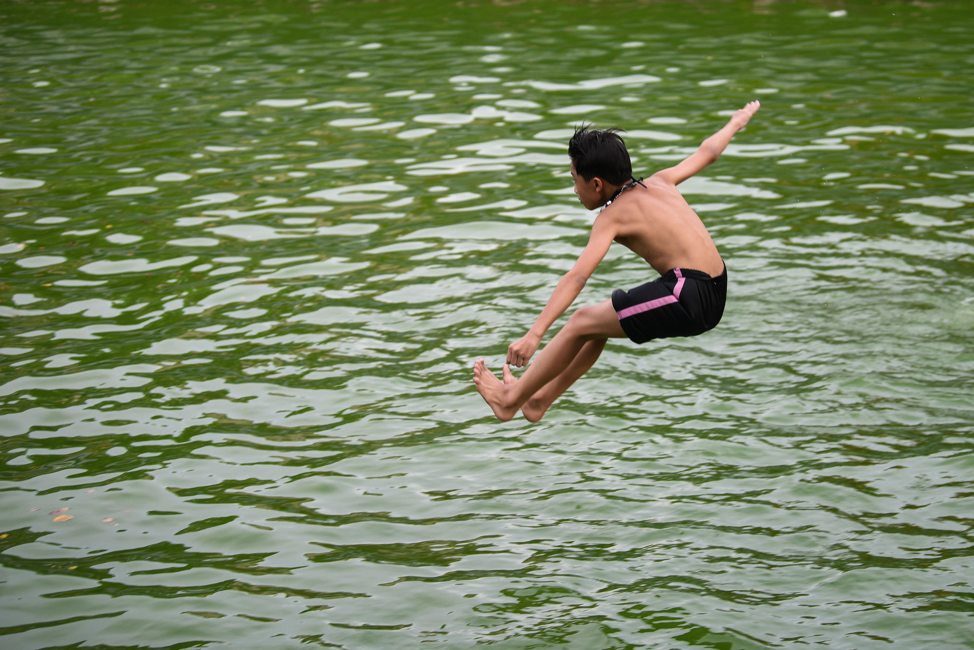 Các em tự tin đùa nghịch dưới nước.