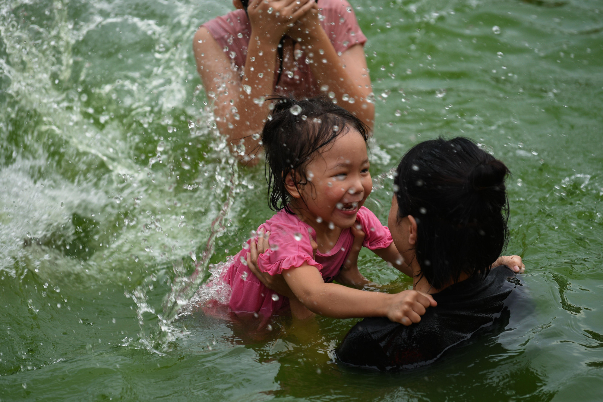 Nhiều em còn rất nhỏ đã được gia đình cho ra đây để tập bơi.