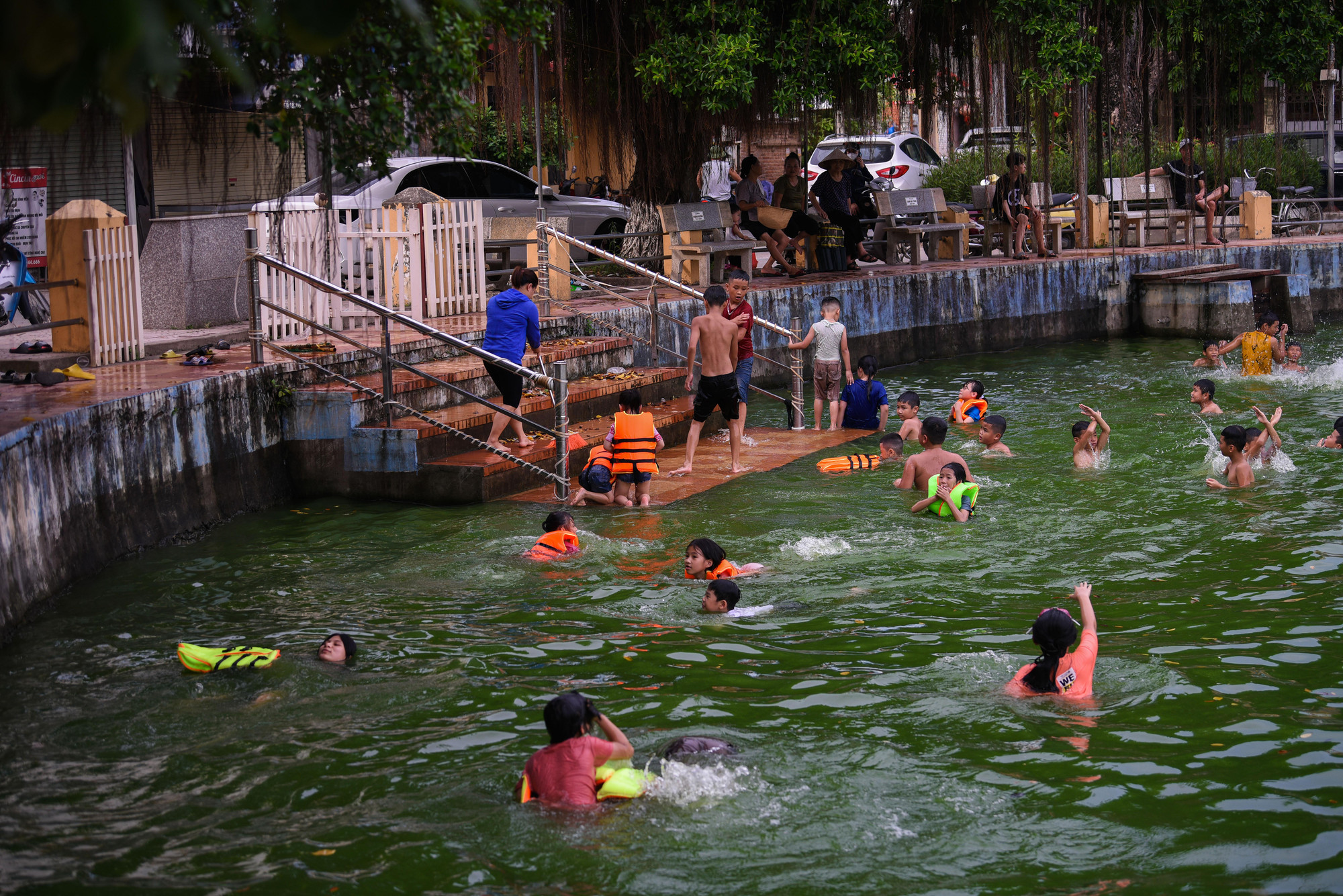 Vào khoảng 17h rất đông trẻ nhỏ tụ tập tại nơi đây.