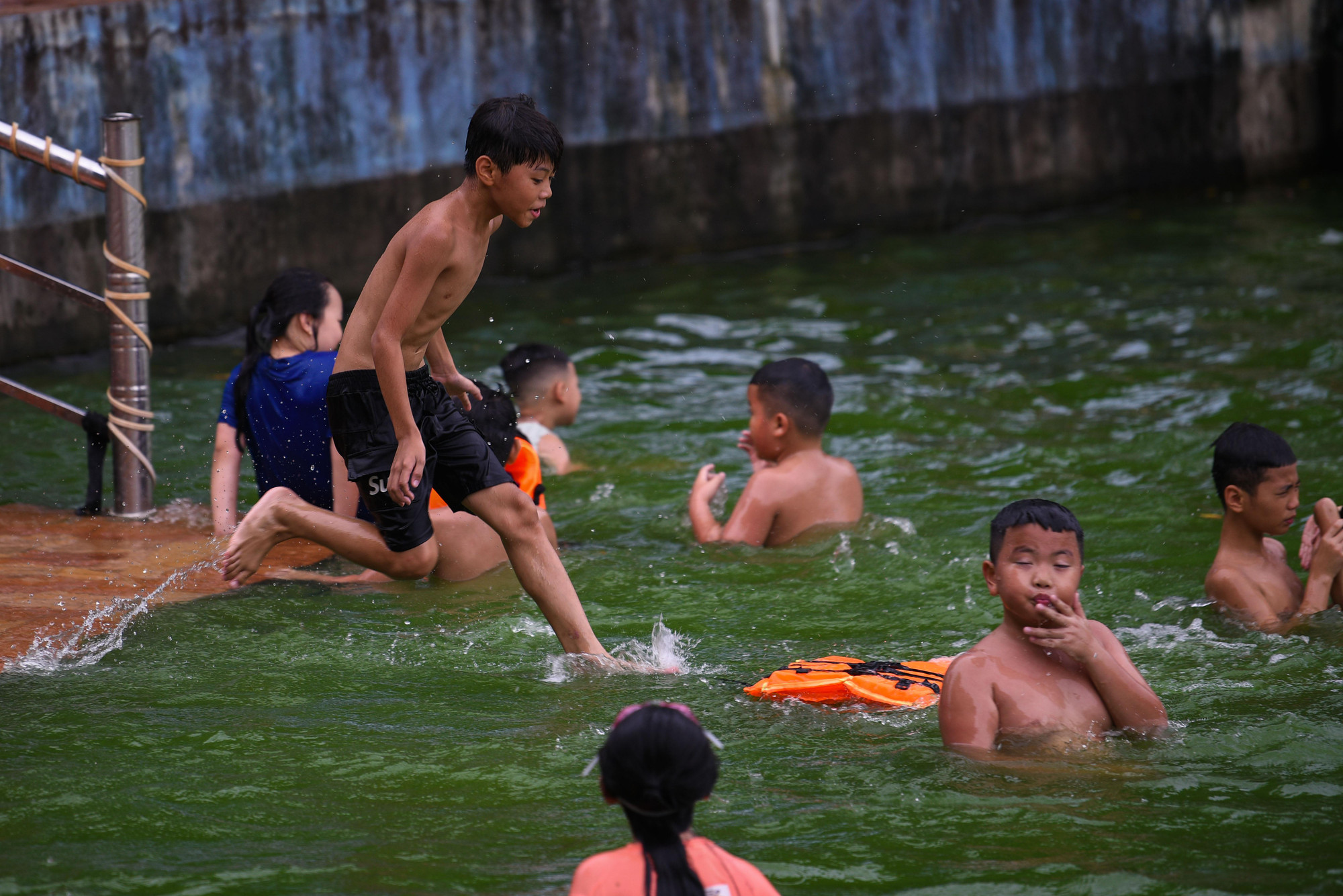 Trẻ nhỏ thỏa sức nô đùa tại ao làng cùng bạn bè mỗi buổi chiều.