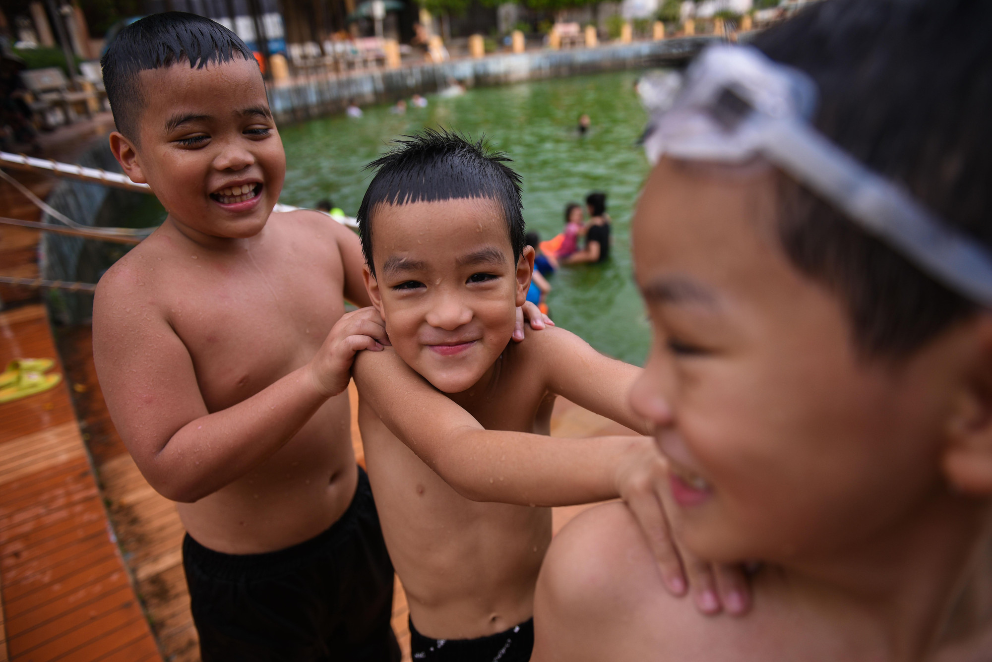 Khi các trẻ nhỏ tắm sẽ luôn có người lớn theo dõi.