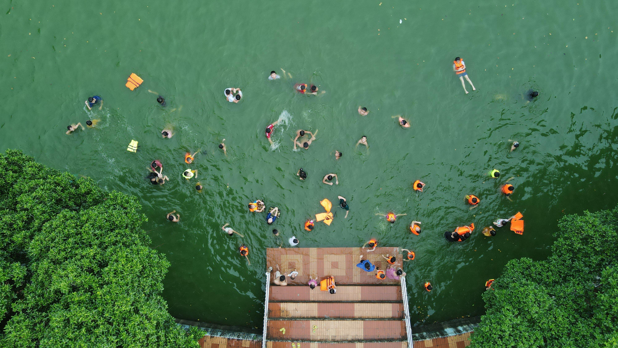 Ao Ngõ Cống từ lâu đã trở thành địa điểm tụ tập của trẻ nhỏ trong xã mỗi khi hè về.