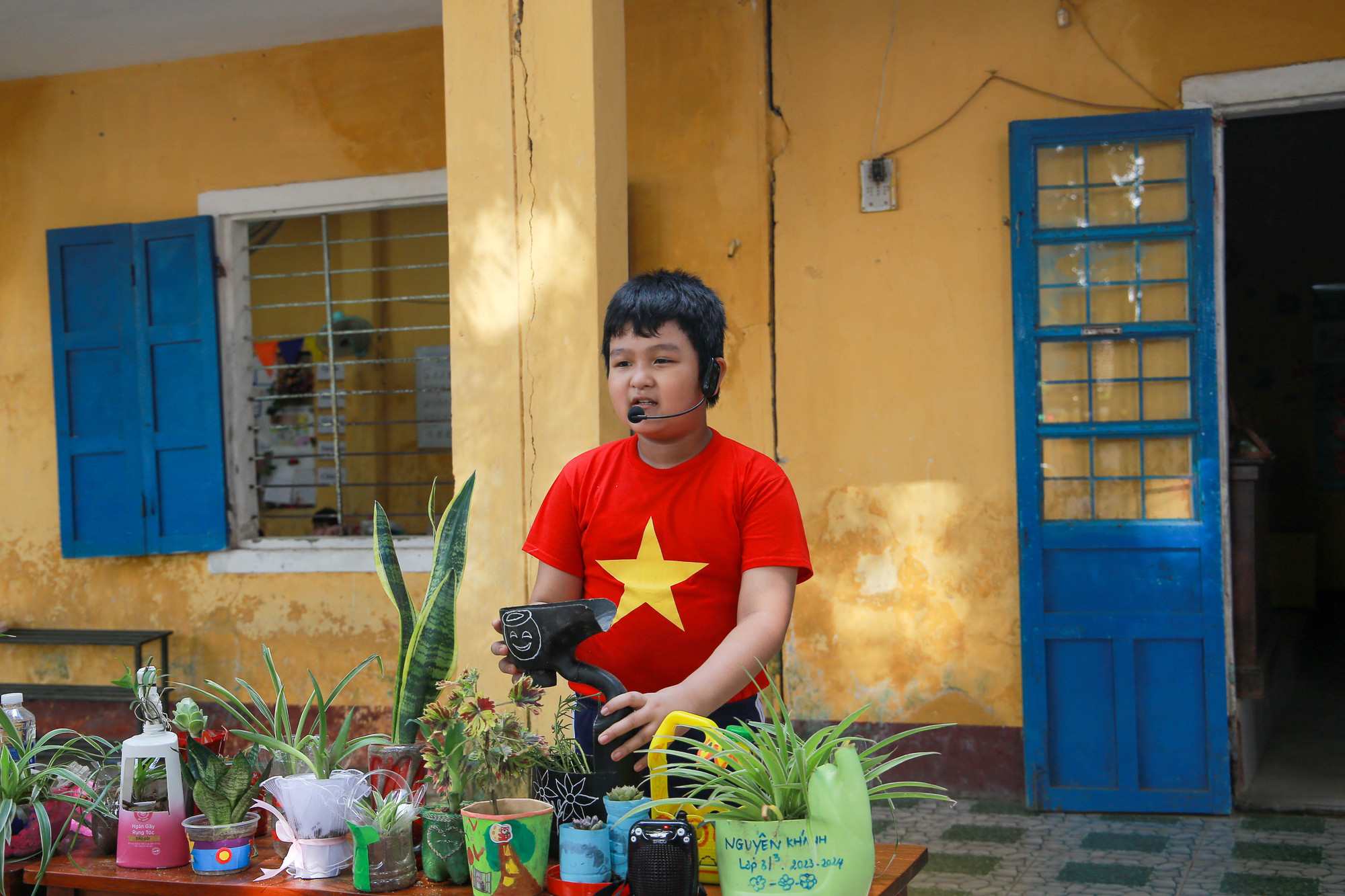 Học sinh thuyết trình về sản phẩm của lớp cho các thầy, cô giáo và các bạn cùng lắng nghe. (Ảnh: Hoàng Hải)