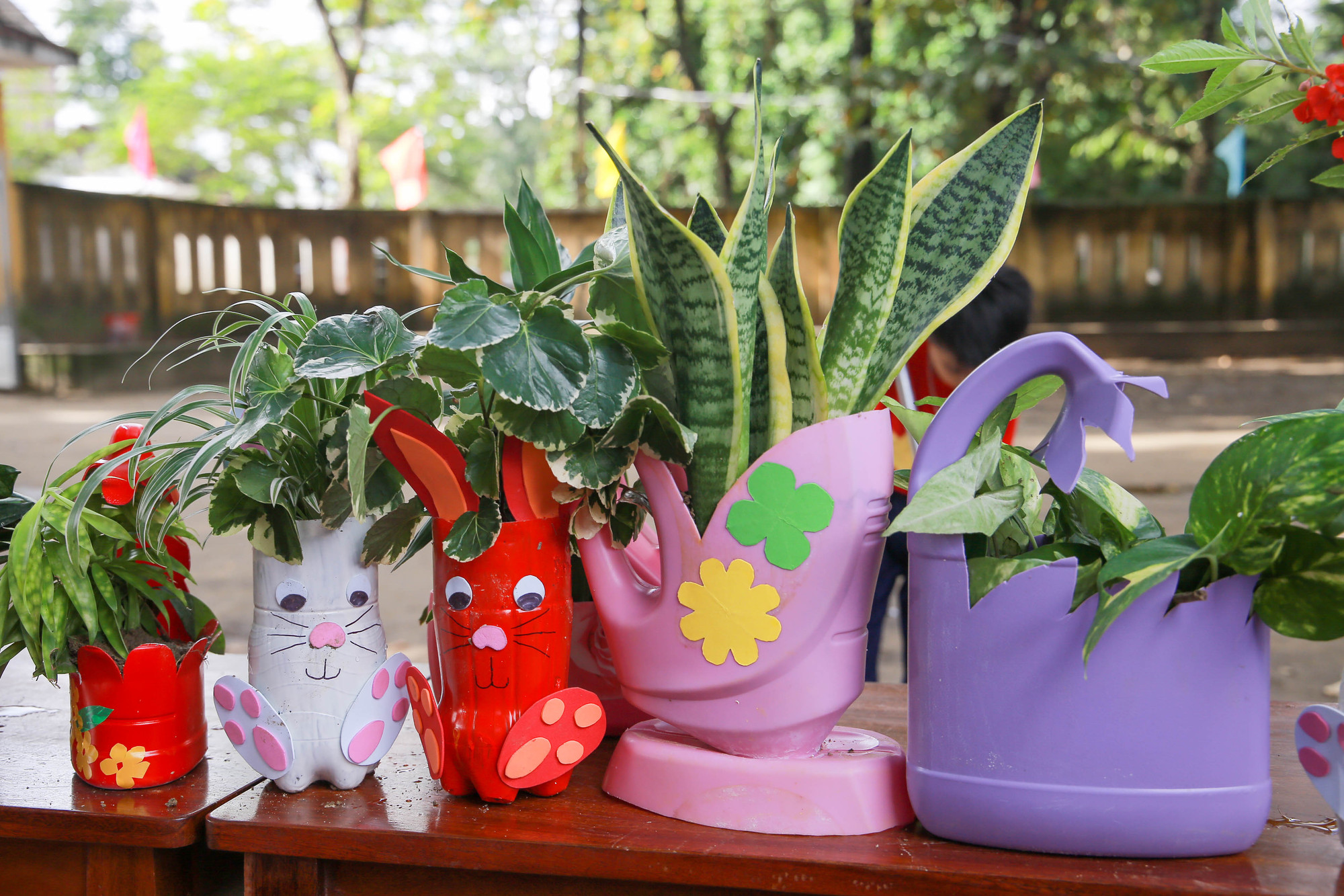 Sản phẩm chậu cây từ nhựa tái chế do các em học sinh sáng tạo với những hình dáng con vật vui nhộn, đáng yêu.