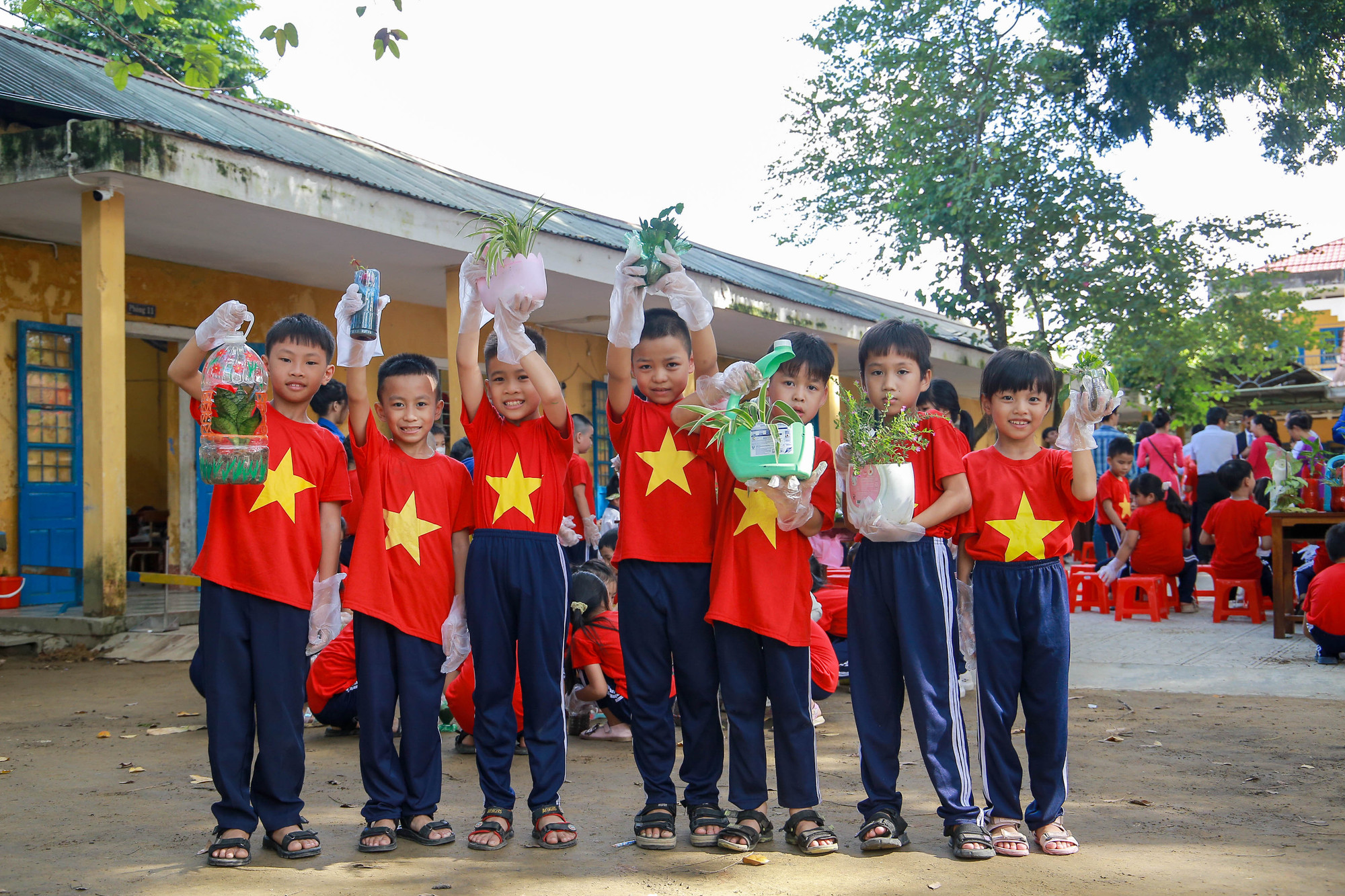 Các em học sinh rất hào hứng khi được trải nghiệm hoạt động trên.