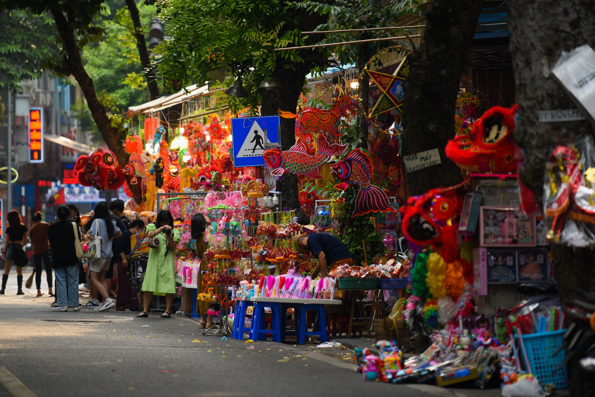 Được biết đến là địa điểm chuyên kinh doanh các mặt hàng trang trí nổi tiếng tại Hà thành, mỗi mùa Trung thu, Hàng Mã lại rực rỡ bởi sắc màu của đèn lồng, đèn ông sao và vô vàn đồ chơi thiếu nhi, đồ trang trí bắt mắt.
