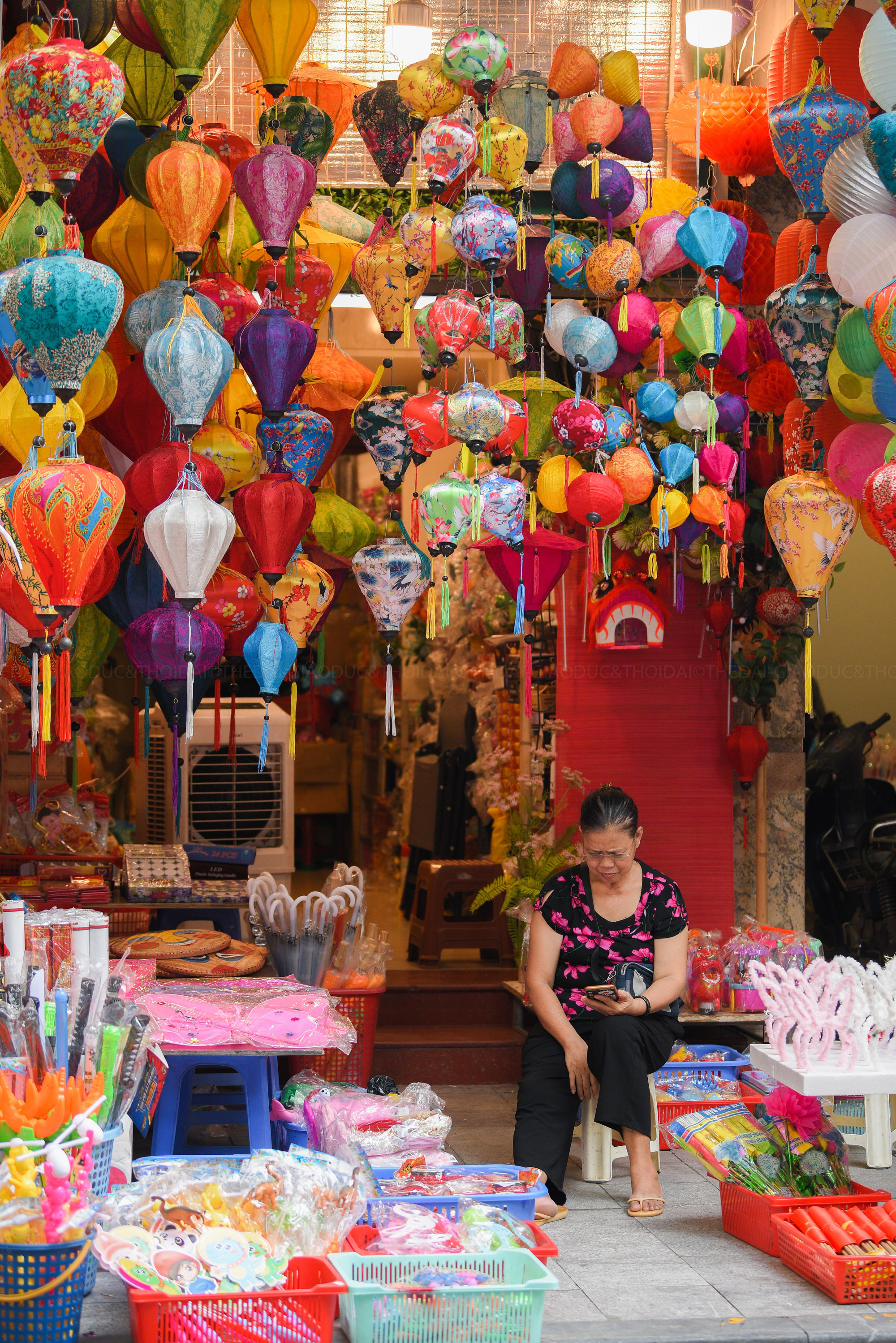 Năm nay, các mặt hàng đồ chơi không quá mới mẻ, phần lớn là những mẫu đèn lồng, mặt nạ quen thuộc.