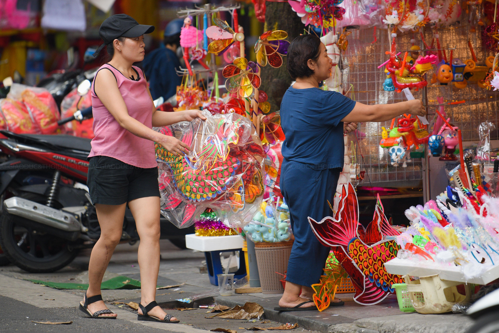 Các mẫu đèn ông sao, đèn lồng, mặt nạ,... được bày bán khắp nơi với mức giá dao động từ 10.000 VNĐ - 50.000 VNĐ.