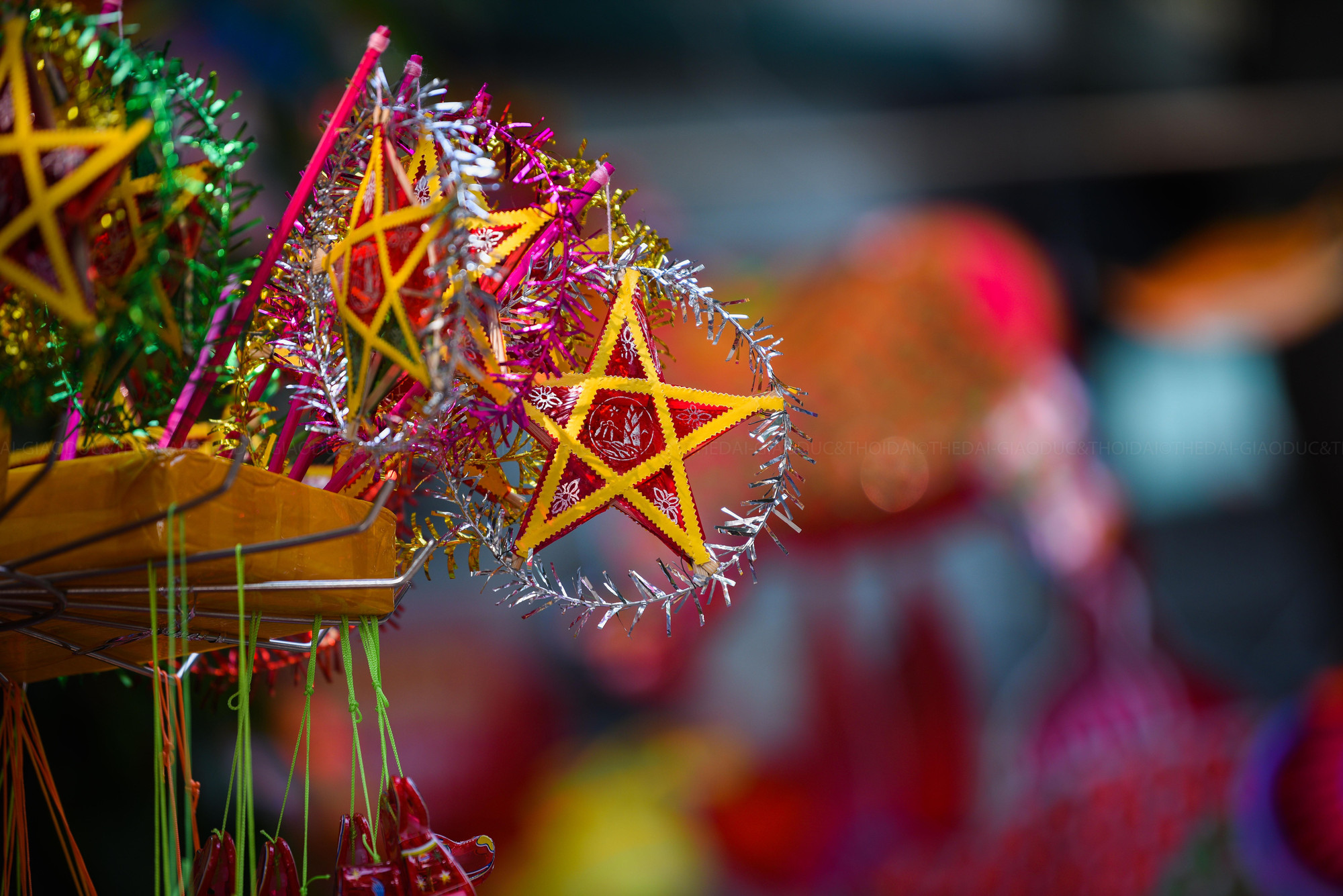 Hàng quán đã bắt đầu trưng bày các sản phẩm đồ trang trí, đồ chơi Trung thu từ truyền thống đến hiện đại dành cho trẻ con.