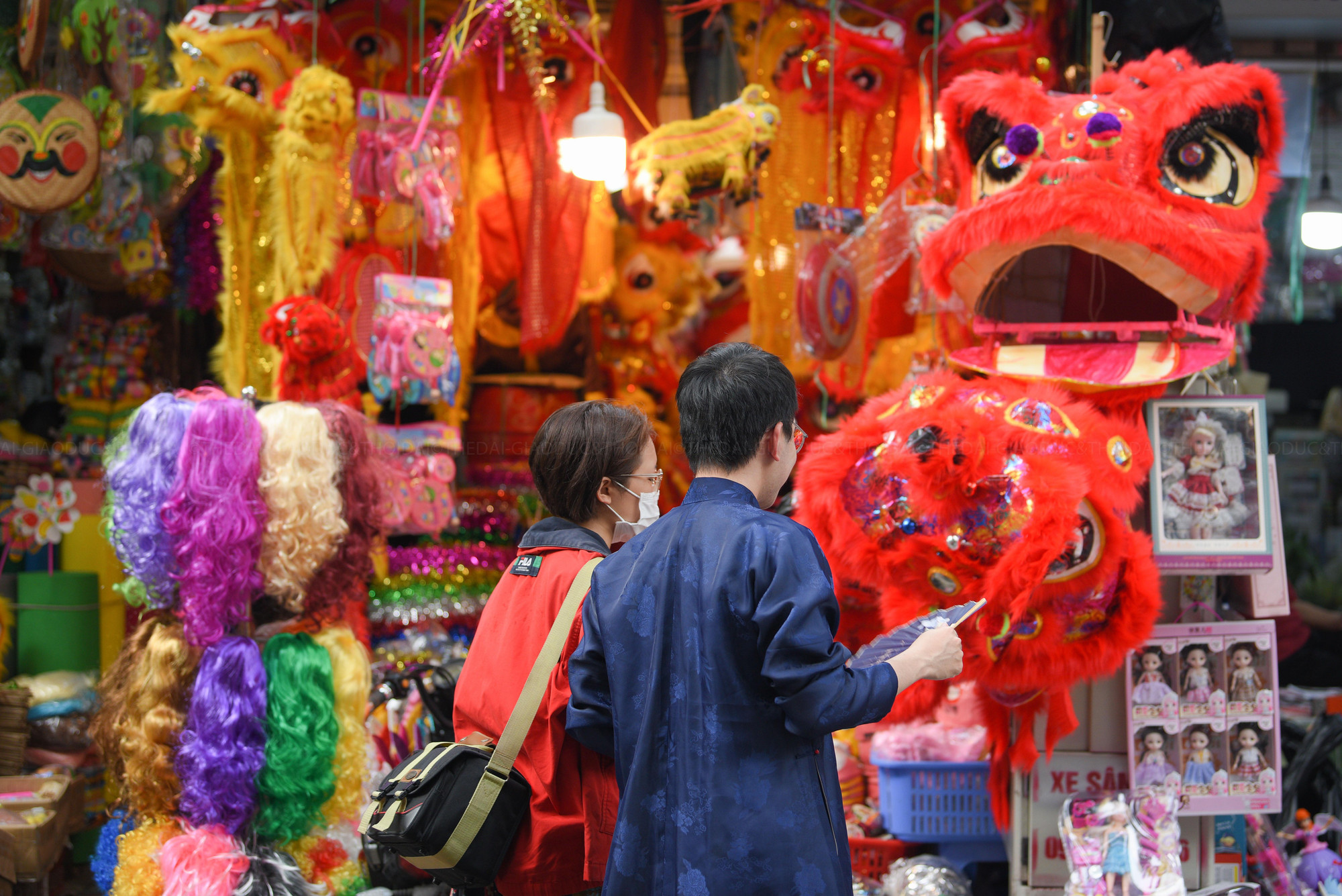 Phố Hàng Mã không chỉ phục vụ người dân Hà Nội đến mua bán, trải nghiệm mà còn là vựa cung cấp hàng với số lượng lớn đi các tỉnh vào các dịp lễ Tết.