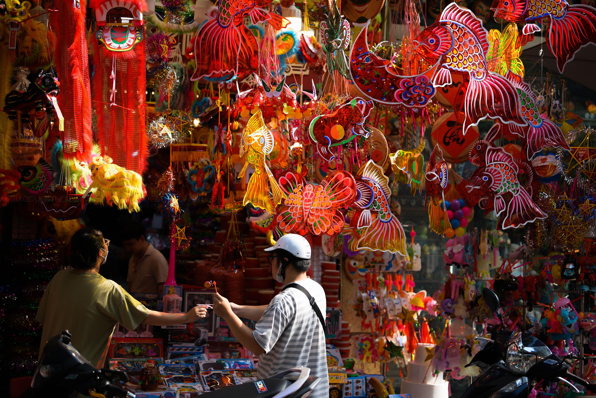 Dù gần một tháng nữa mới đến Rằm tháng 8 nhưng không khí rộn ràng đã ngập tràn mọi ngóc ngách trên phố Hàng Mã.