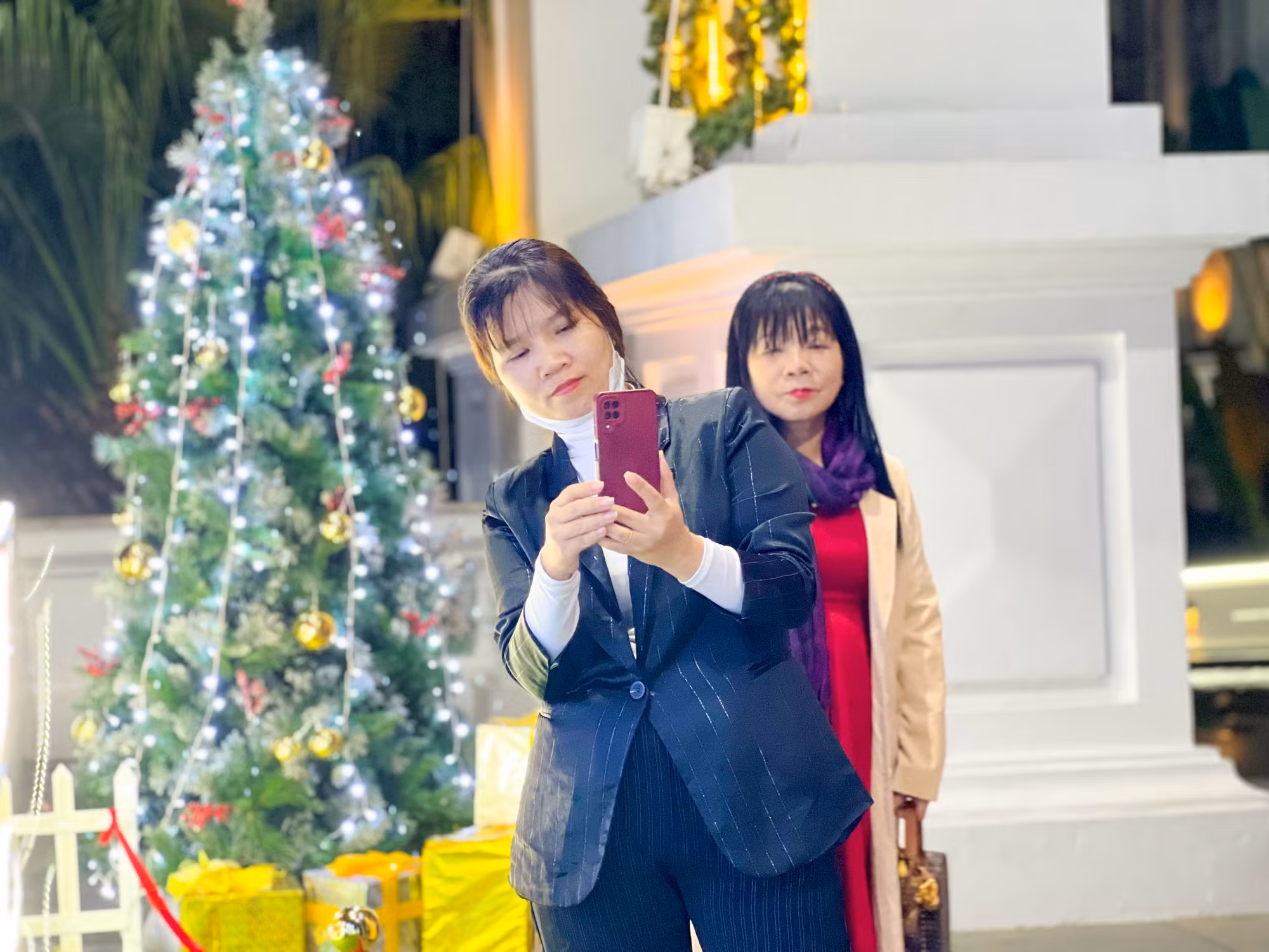 Du khách chụp ảnh kỷ niệm trong không khí lễ hội rộn ràng.