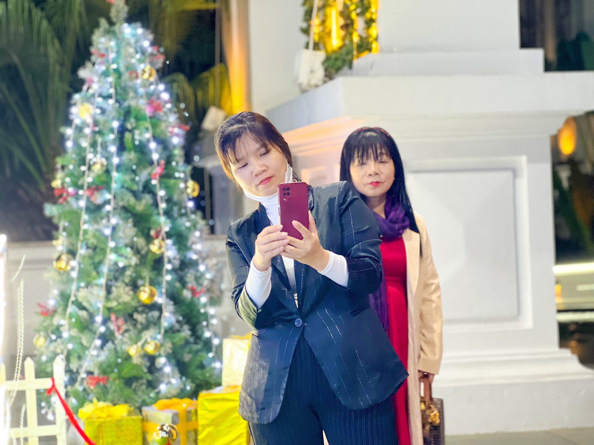 Du khách chụp ảnh kỷ niệm trong không khí lễ hội rộn ràng. Du khách chụp ảnh kỷ niệm trong không khí lễ hội rộn ràng.