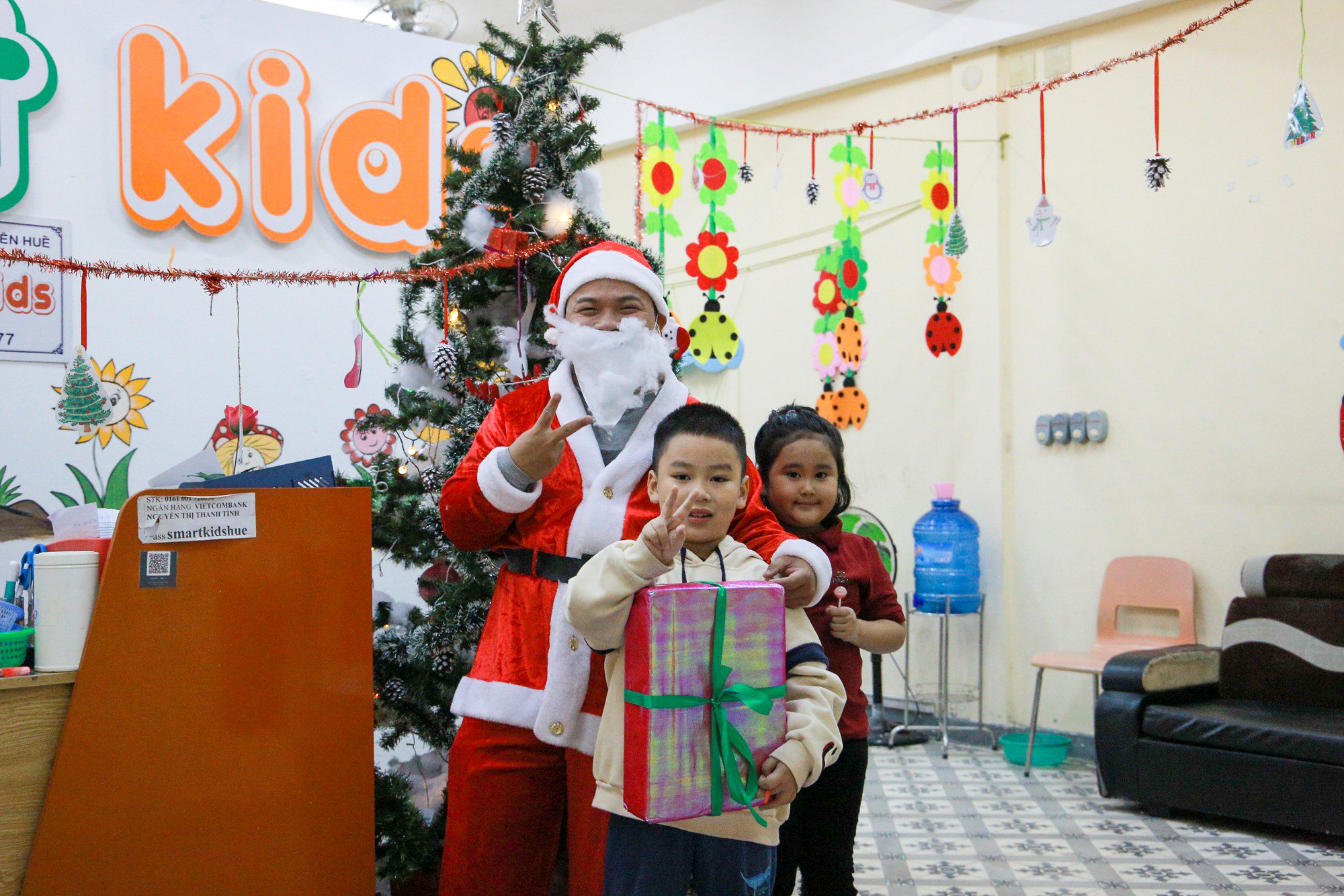 Giáng sinh là dịp để lưu giữ những khoảnh khắc đáng nhớ bên gia đình, bạn bè trước thềm đón năm mới 2024. (Ảnh: Hoàng Hải). Giáng sinh là dịp để lưu giữ những khoảnh khắc đáng nhớ bên gia đình, bạn bè trước thềm đón năm mới 2024. (Ảnh: Hoàng Hải).