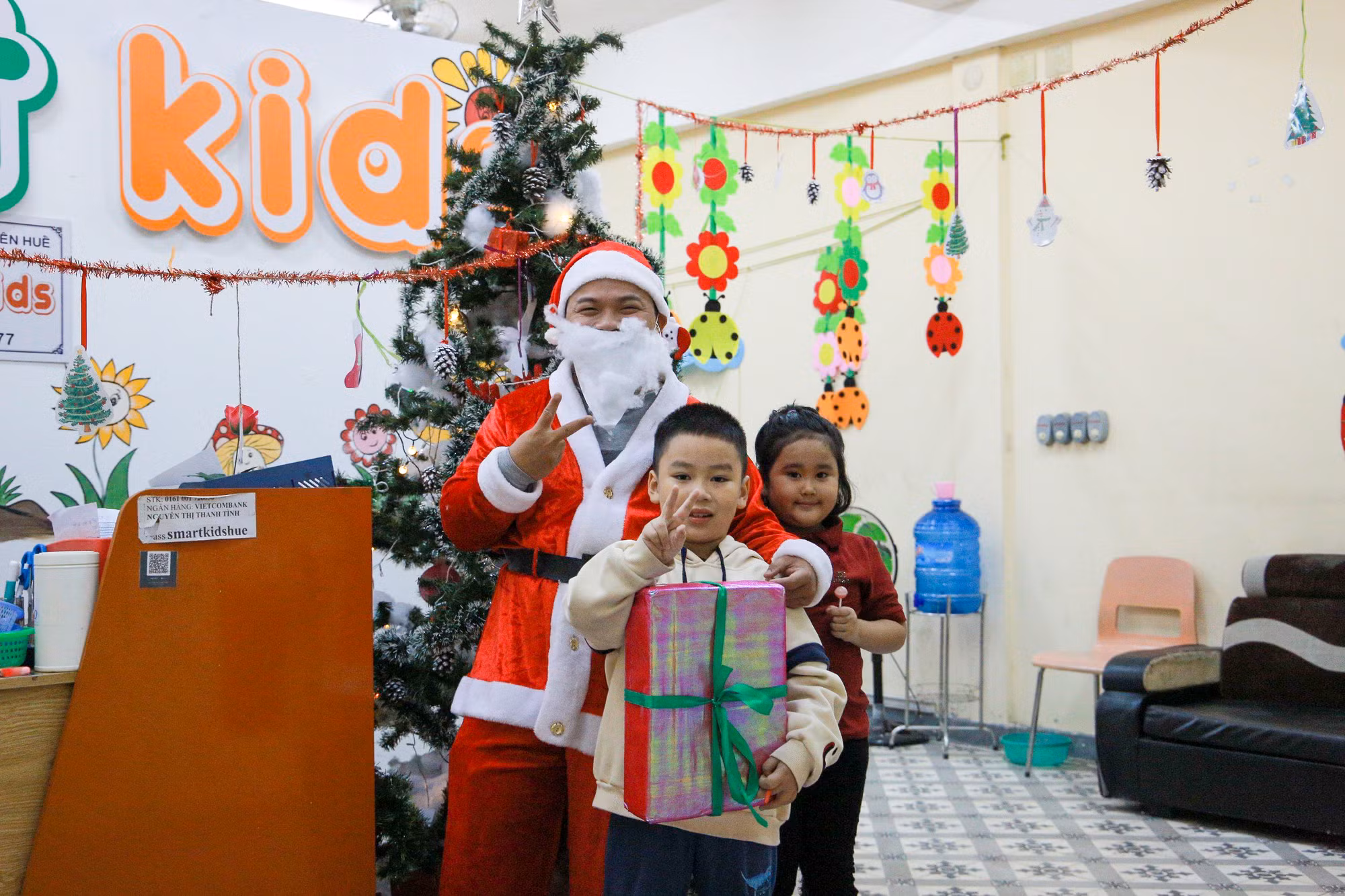 Giáng sinh là dịp để lưu giữ những khoảnh khắc đáng nhớ bên gia đình, bạn bè trước thềm đón năm mới 2024. (Ảnh: Hoàng Hải).