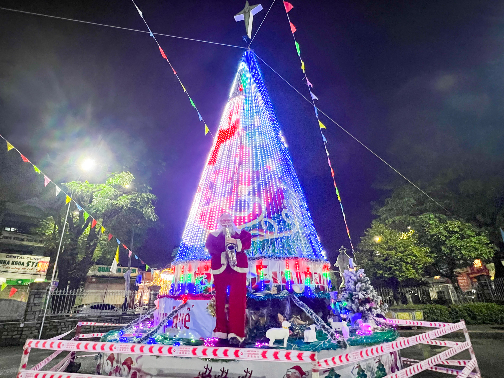 Ông già Noel được đặt trang trọng trong sân nhà thờ kết hợp đèn nháy vô cùng bắt mắt... Ông già Noel được đặt trang trọng trong sân nhà thờ kết hợp đèn nháy vô cùng bắt mắt...