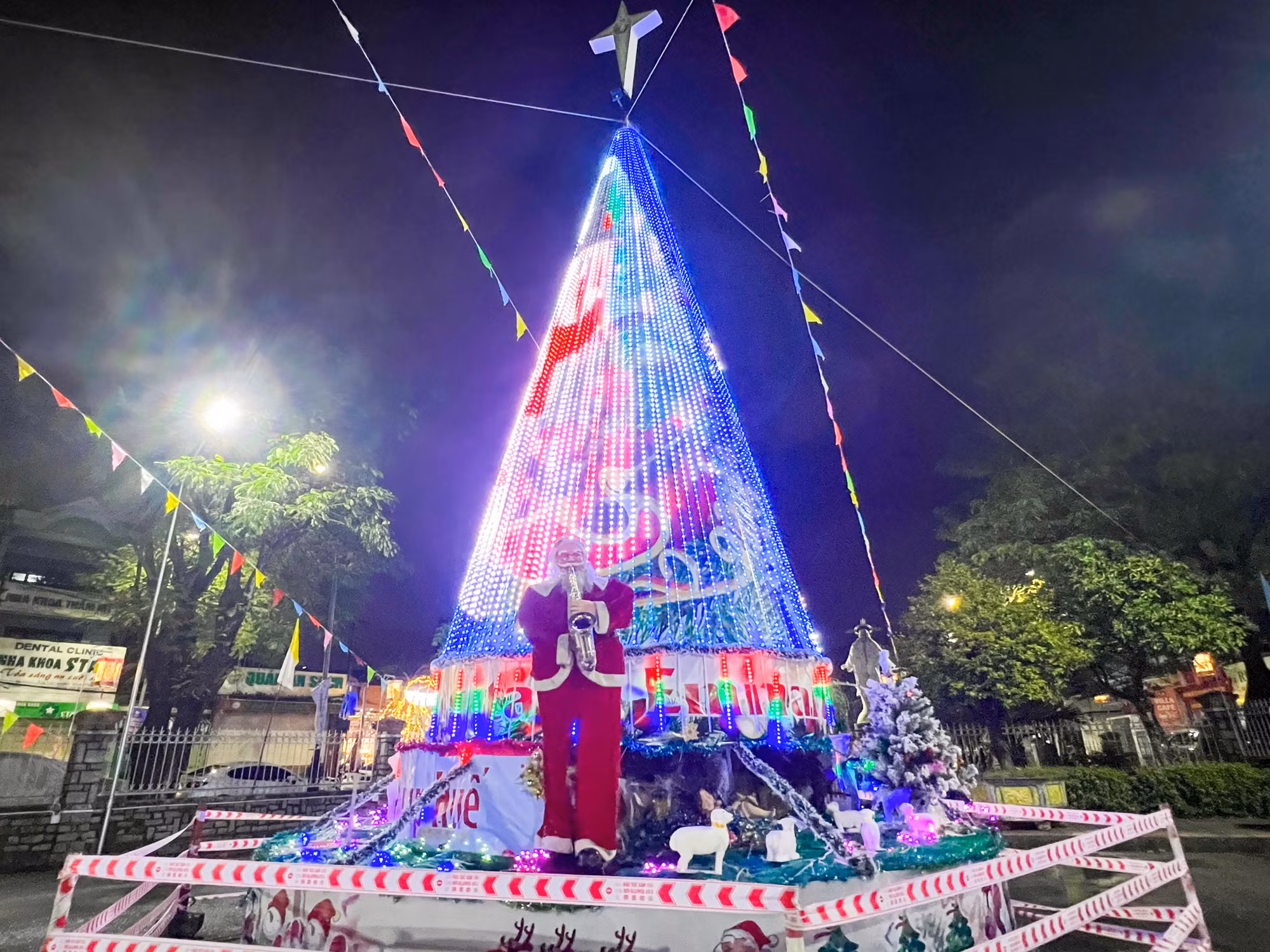 Ông già Noel được đặt trang trọng trong sân nhà thờ kết hợp đèn nháy vô cùng bắt mắt...