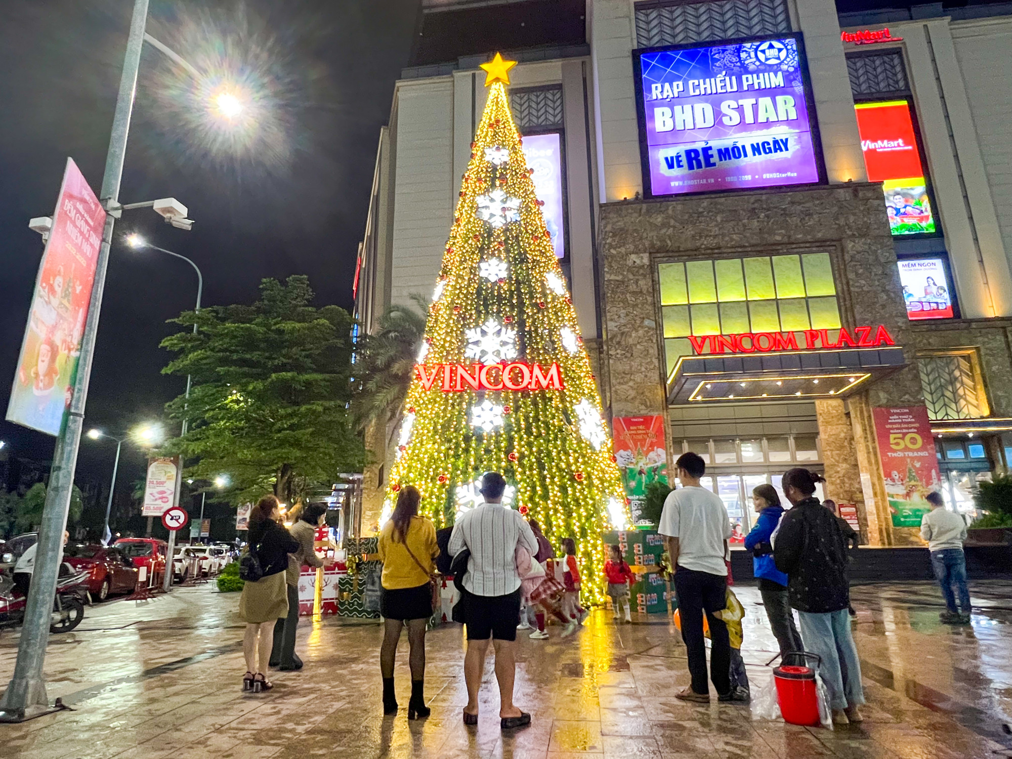 Khu vực ngã 6 trước siêu thị Vincom thu hút đông đảo người dân địa phương và du khách tham quan, chụp ảnh. Khu vực ngã 6 trước siêu thị Vincom thu hút đông đảo người dân địa phương và du khách tham quan, chụp ảnh.